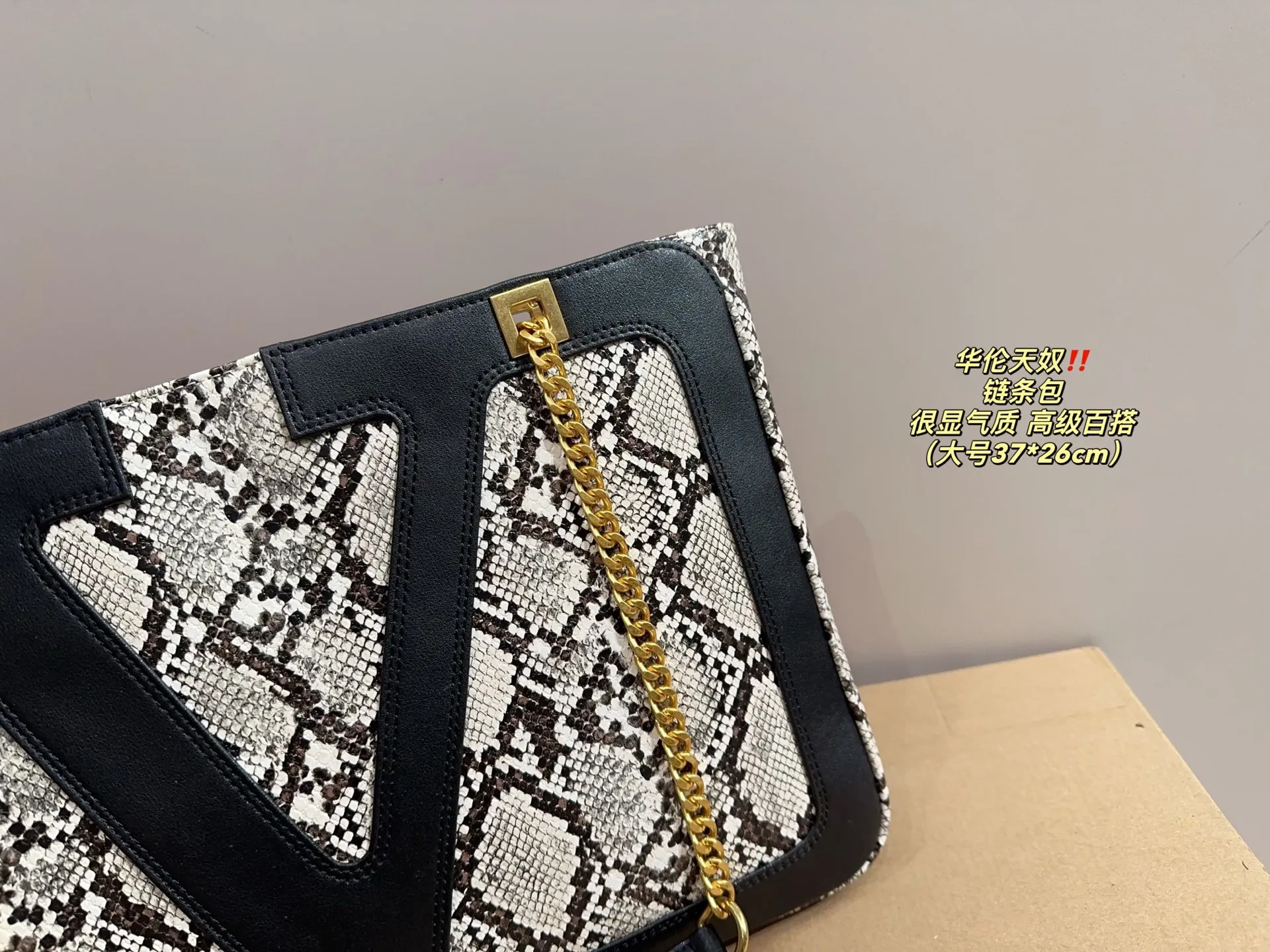 Large P370 comes with folding box⚠️Size 37.26 Small P360 comes with folding box⚠️Size 27.19 Valentino chain bag My sister is super invincible and loves Zimei! When I saw Zimei wearing this one, I immediately took it off for her! The chain bag really shows off your temperament. I can already imagine how elegant it would look when paired with a dress~ It can be worn cross-body or carried under the armpit, which is very convenient!