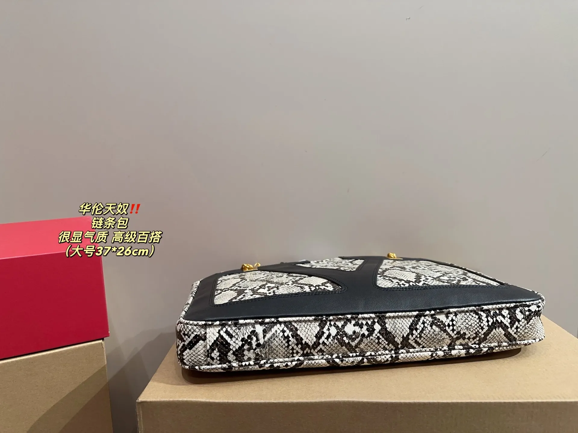 Large P370 comes with folding box⚠️Size 37.26 Small P360 comes with folding box⚠️Size 27.19 Valentino chain bag My sister is super invincible and loves Zimei! When I saw Zimei wearing this one, I immediately took it off for her! The chain bag really shows off your temperament. I can already imagine how elegant it would look when paired with a dress~ It can be worn cross-body or carried under the armpit, which is very convenient!