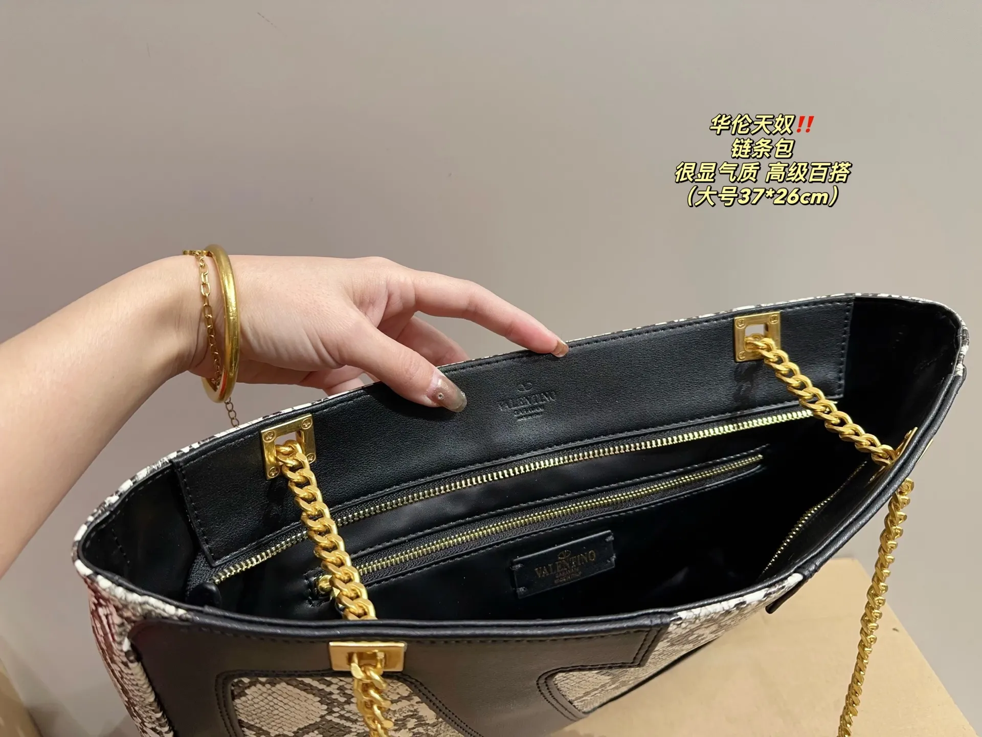 Large P370 comes with folding box⚠️Size 37.26 Small P360 comes with folding box⚠️Size 27.19 Valentino chain bag My sister is super invincible and loves Zimei! When I saw Zimei wearing this one, I immediately took it off for her! The chain bag really shows off your temperament. I can already imagine how elegant it would look when paired with a dress~ It can be worn cross-body or carried under the armpit, which is very convenient!