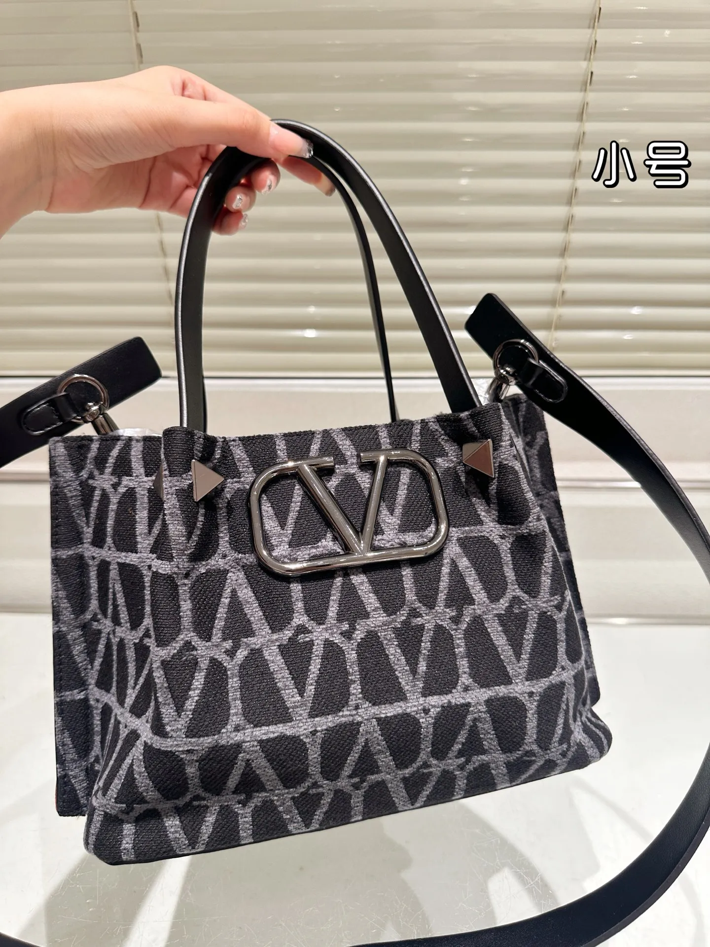 P380⚠️Size 25.16 Valentino handbag can be worn cross-body. It has a retro feel. It is high-end yet elegant. It has a great sense of atmosphere. It can be worn for commuting, leisure and dating.