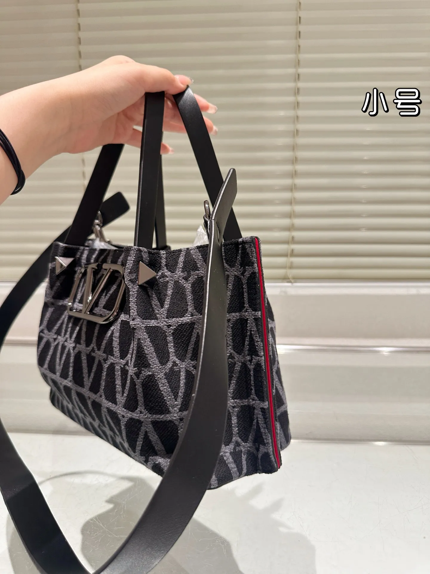 P380⚠️Size 25.16 Valentino handbag can be worn cross-body. It has a retro feel. It is high-end yet elegant. It has a great sense of atmosphere. It can be worn for commuting, leisure and dating.