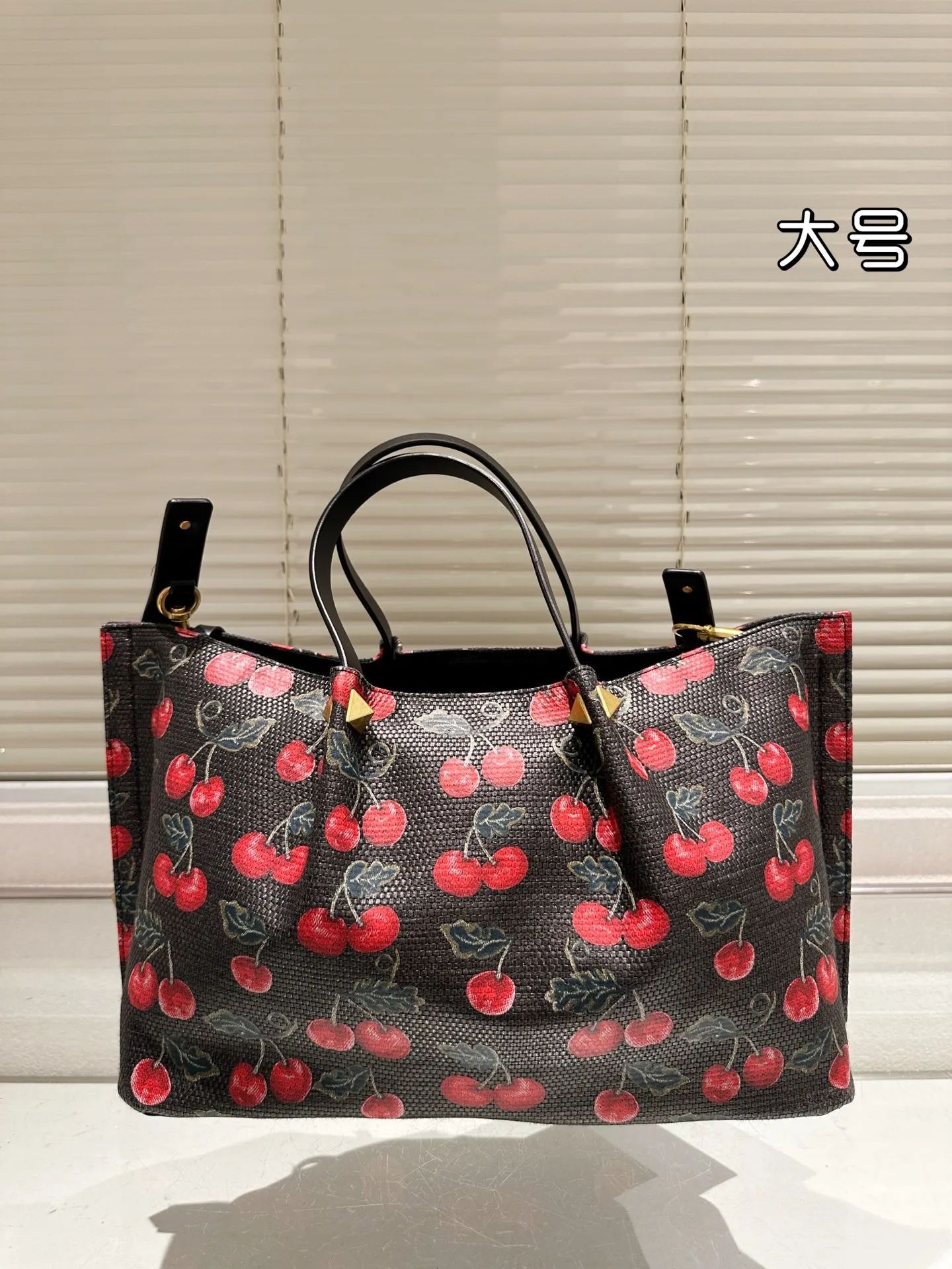 P450 Large Size Valentino A popular model in Valentino counters. Playful and super personality, whoever wears it will look better. Can’t conceal the foreign style. Exquisite routing. Color matching is very distinctive. Very versatile and can be matched with daily life. Casual and playful with a little bit of a celebrity style. It will definitely become a super popular style in the new year, spring and summer. 38.25 cm