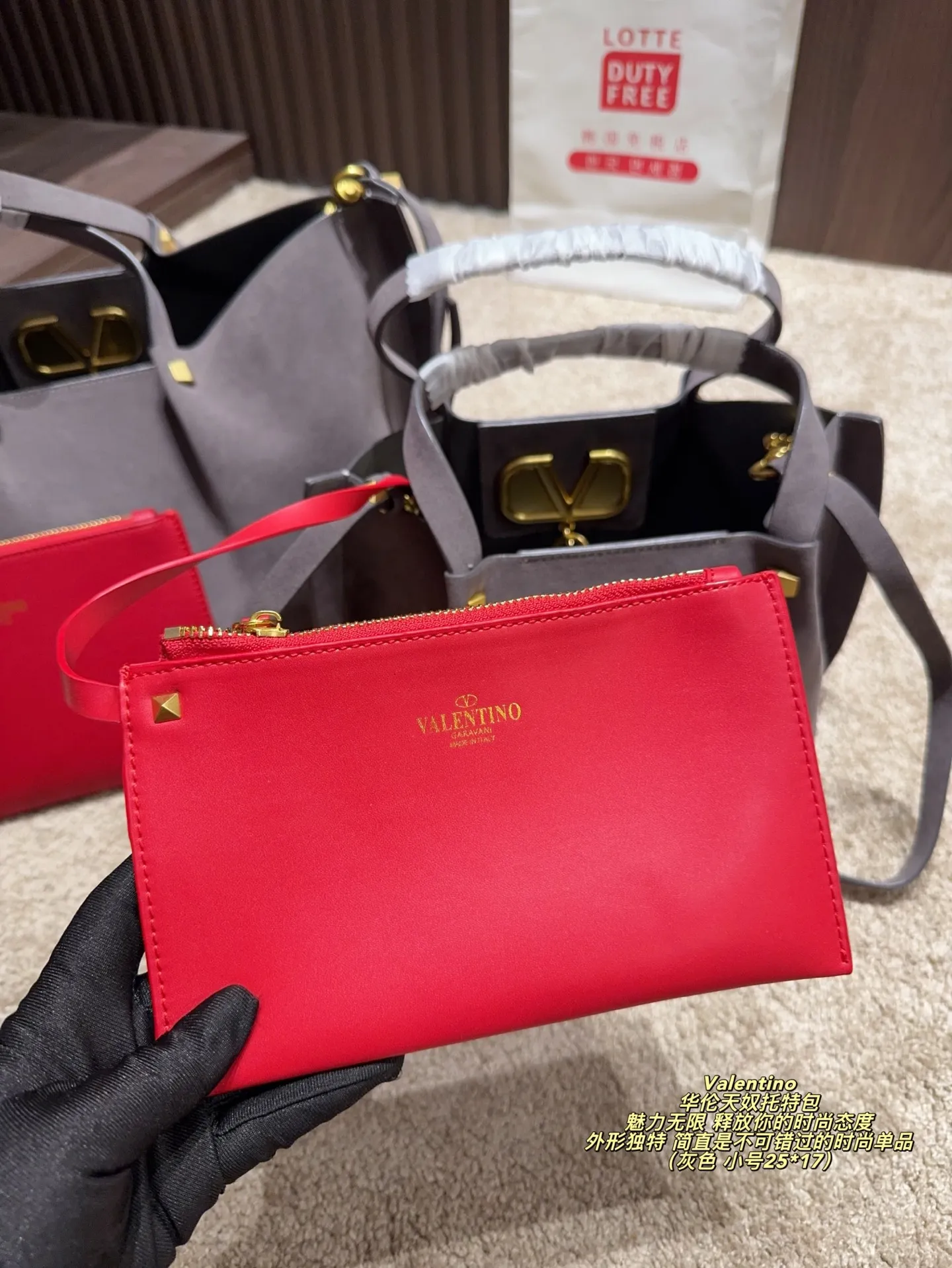 Large size p410⚠️Size 36*23 Small size P390⚠️Size 25*17 Valentino Tote bag has endless charm and unleashes your fashion attitude. It has a unique appearance and many cute colors to choose from. It is simply a fashion item not to be missed. It is different from the softness of canvas bags. It gives a free and easy feeling when carried on the body. It is super textured and is loved by fashionistas.