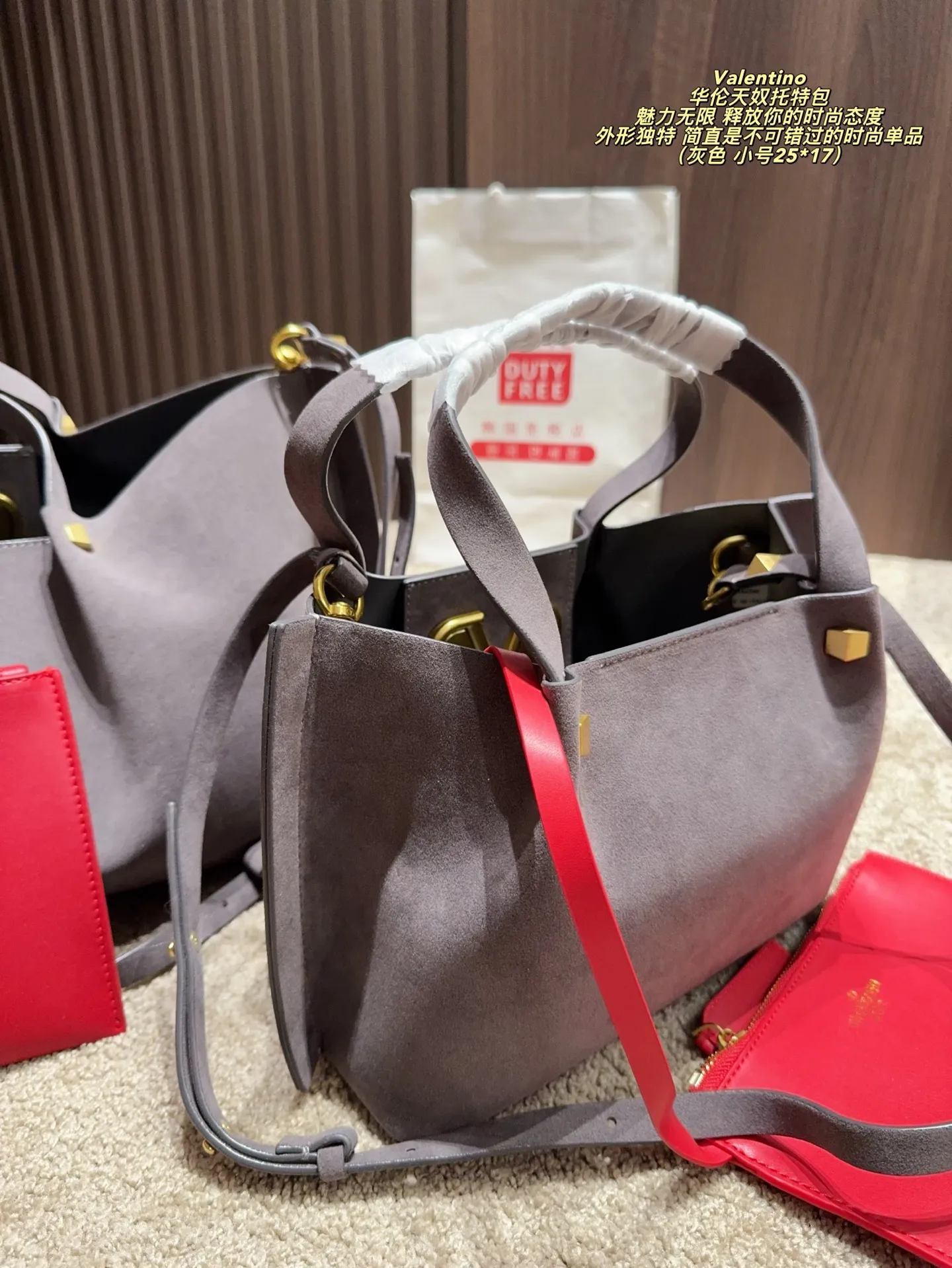 Large size p410⚠️Size 36*23 Small size P390⚠️Size 25*17 Valentino Tote bag has endless charm and unleashes your fashion attitude. It has a unique appearance and many cute colors to choose from. It is simply a fashion item not to be missed. It is different from the softness of canvas bags. It gives a free and easy feeling when carried on the body. It is super textured and is loved by fashionistas.