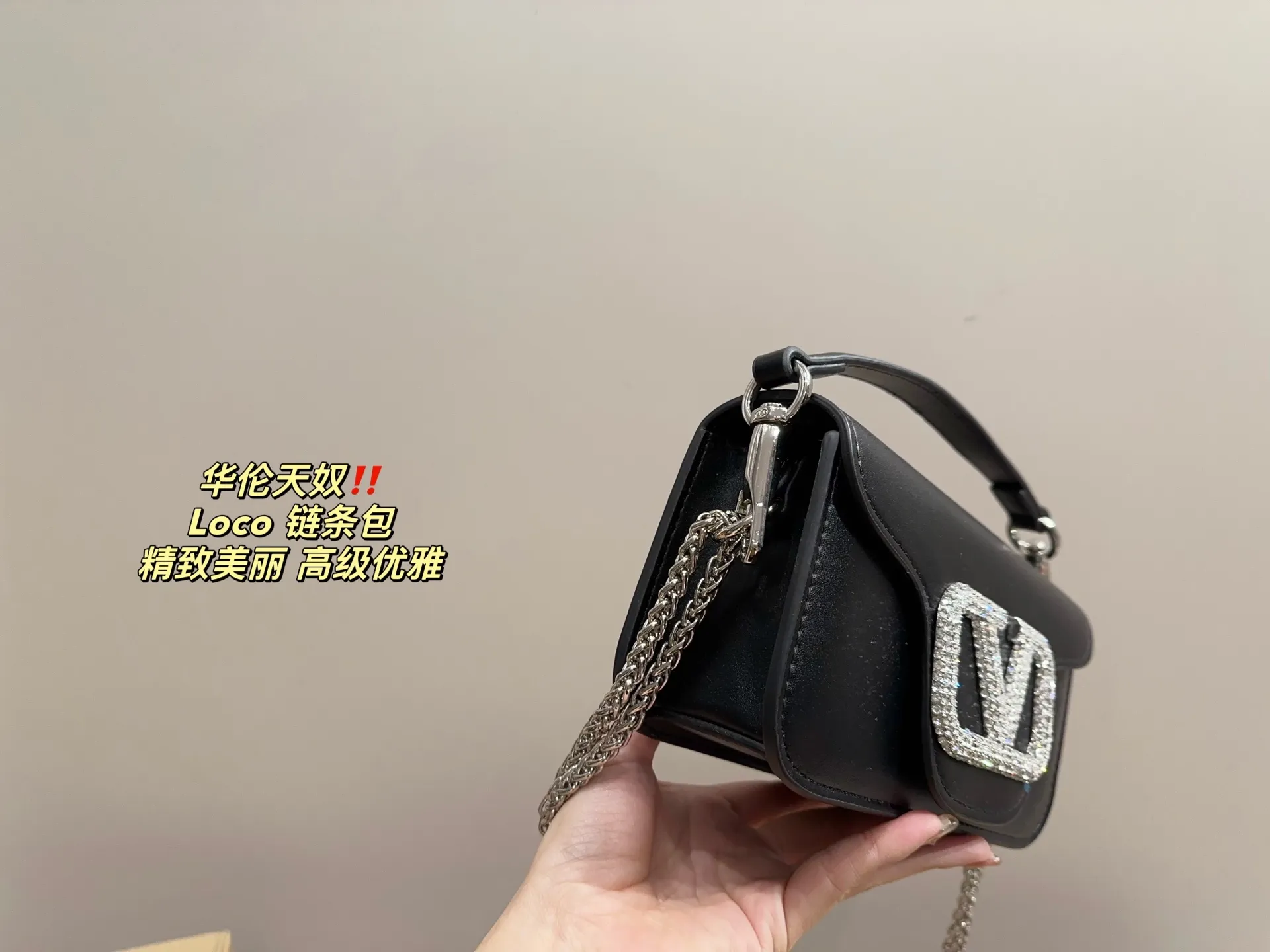 P300 comes with folding box ⚠️Size 20.10 Valentino Loco chain bag Exquisite and beautiful High-end elegance Very easy to control, no matter the clothes or seasons Can be used all year round