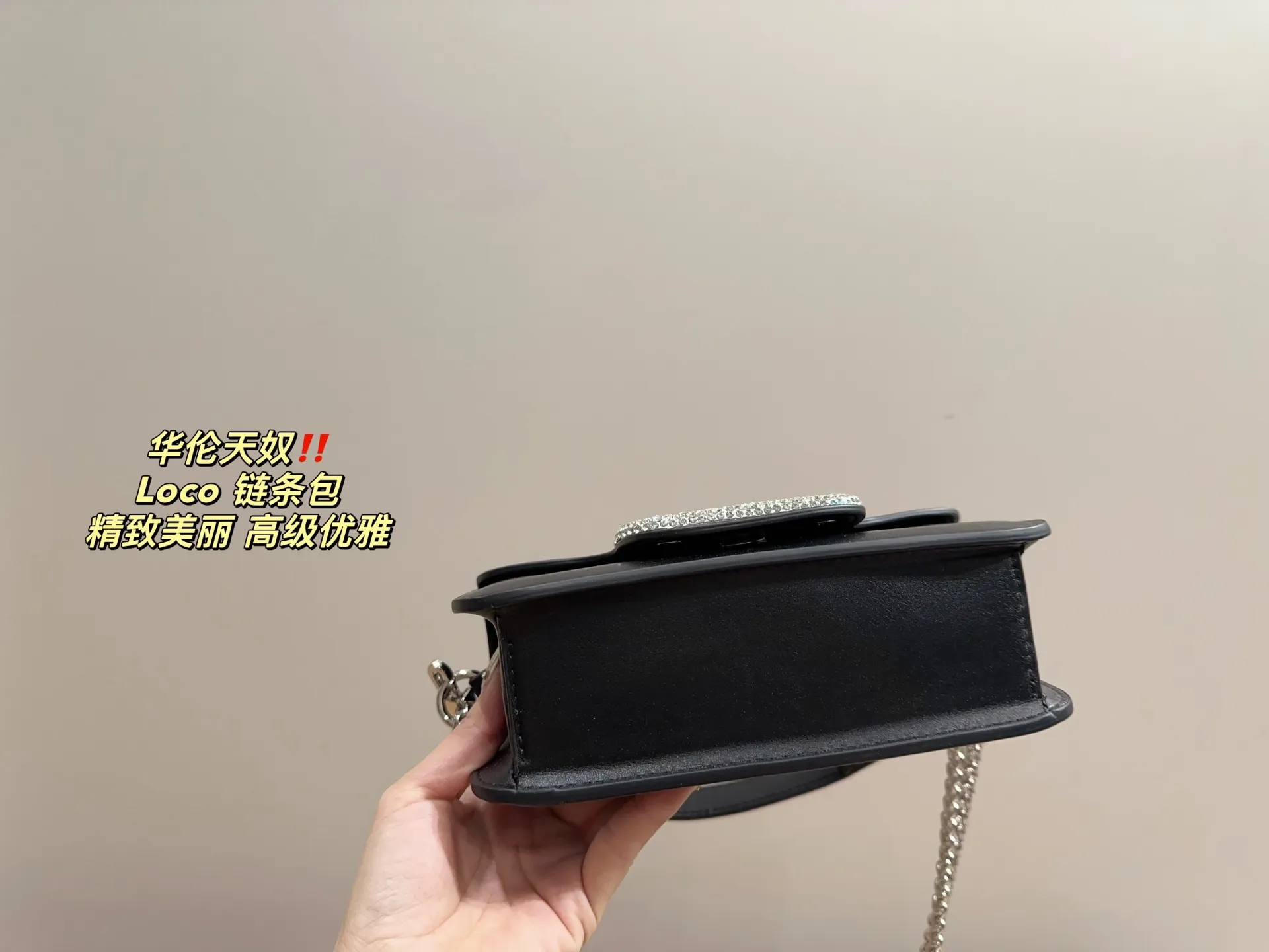 P300 comes with folding box ⚠️Size 20.10 Valentino Loco chain bag Exquisite and beautiful High-end elegance Very easy to control, no matter the clothes or seasons Can be used all year round