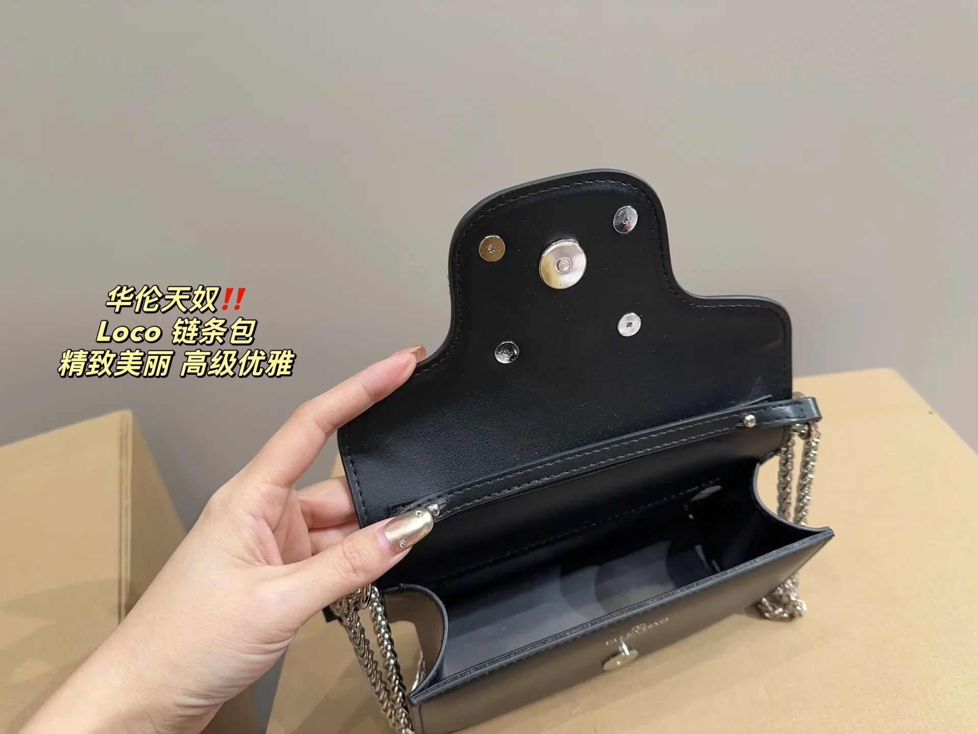 P300 comes with folding box ⚠️Size 20.10 Valentino Loco chain bag Exquisite and beautiful High-end elegance Very easy to control, no matter the clothes or seasons Can be used all year round