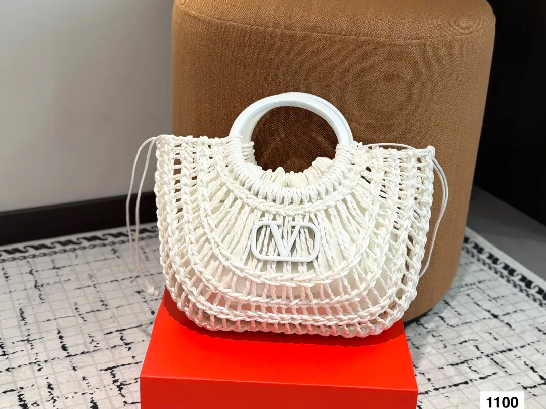 P380 Comes with box Valentino Valentino woven bag 24 spring and summer has a strong holiday style, but it is also suitable for daily life. I feel that such a bag is necessary. After all, no one wants to refuse the waves and beaches.# Size: 20.25