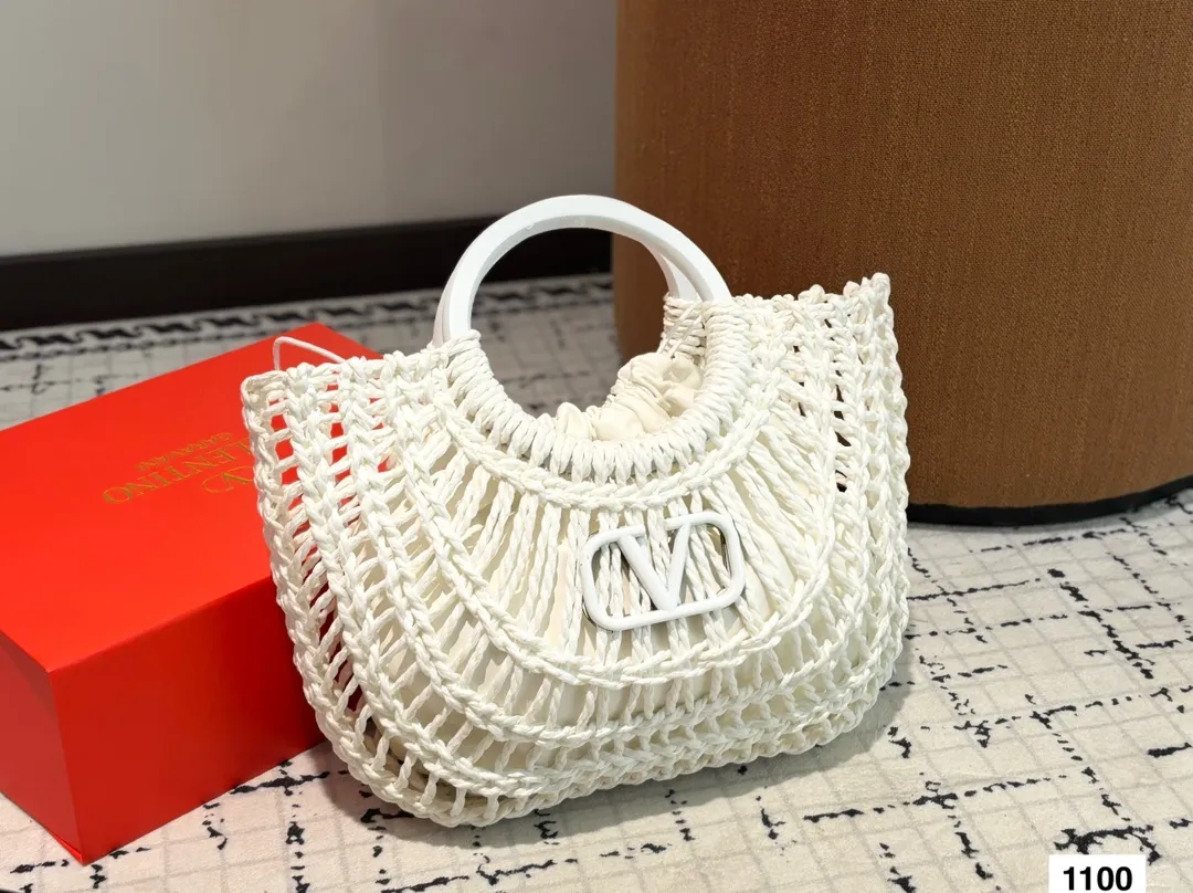 P380 Comes with box Valentino Valentino woven bag 24 spring and summer has a strong holiday style, but it is also suitable for daily life. I feel that such a bag is necessary. After all, no one wants to refuse the waves and beaches.# Size: 20.25