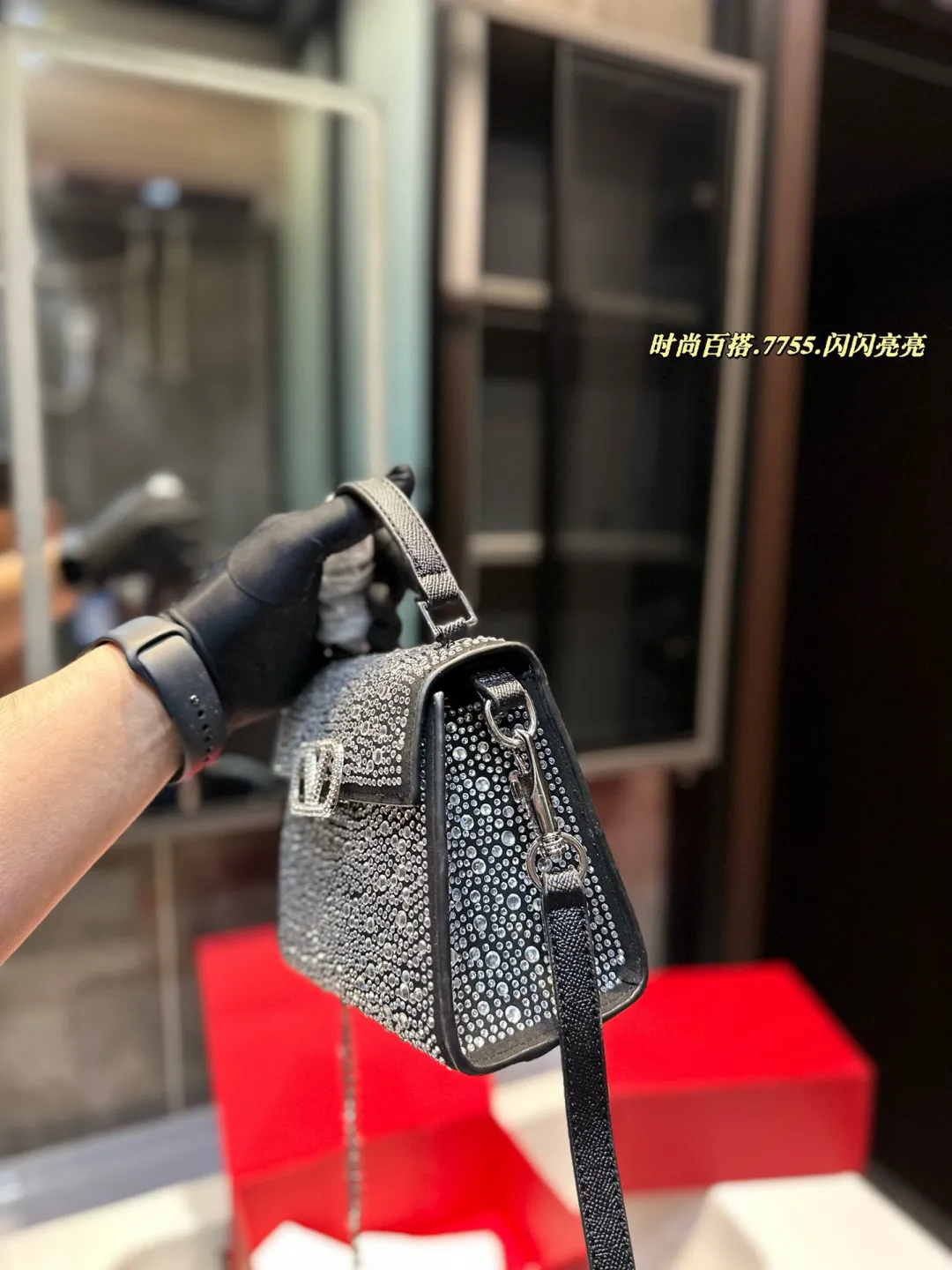 ❤️P330 (gift box packaging)❤️ valentino vsling full diamond tote bag Valentino is a handbag. If the shoulder strap is connected, it can be used as a shoulder bag or crossbody bag. The V mark on the front of the bag is the unique Valentino logo. It has a sense of luxury and fashion. good#Valentino Size: 19 15