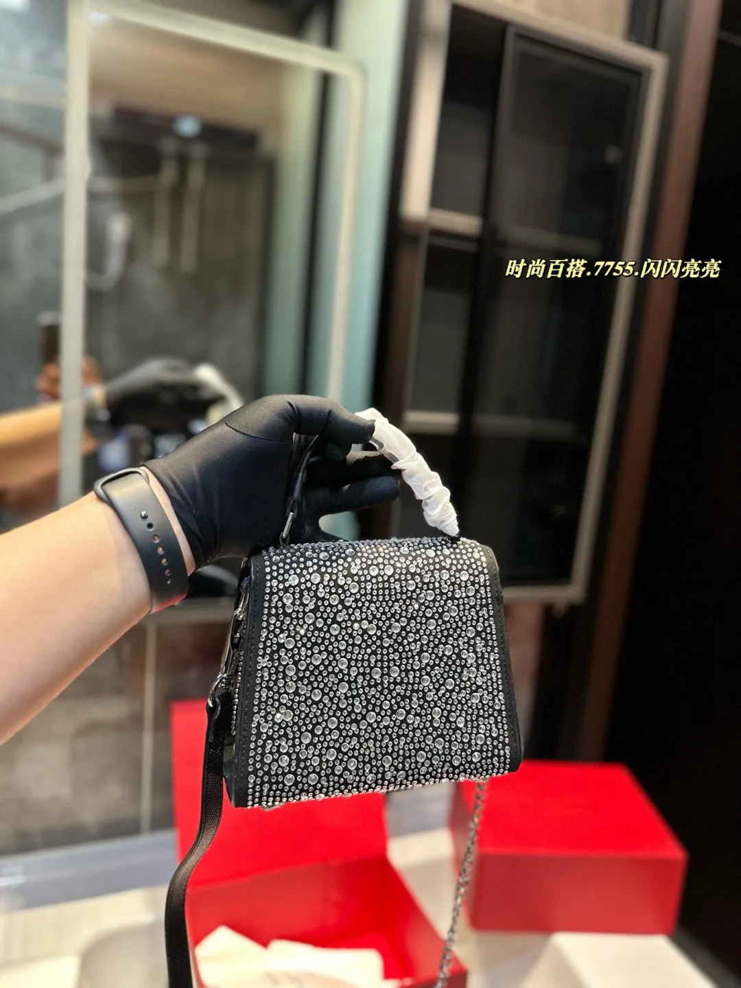 ❤️P330 (gift box packaging)❤️ valentino vsling full diamond tote bag Valentino is a handbag. If the shoulder strap is connected, it can be used as a shoulder bag or crossbody bag. The V mark on the front of the bag is the unique Valentino logo. It has a sense of luxury and fashion. good#Valentino Size: 19 15