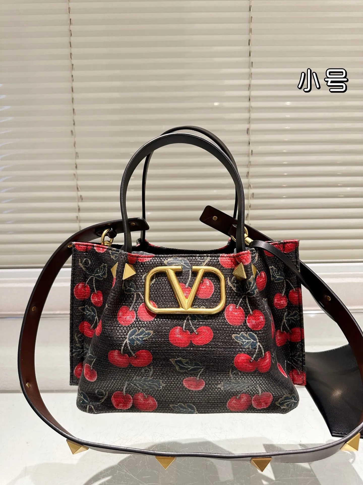 P440 small size Valentino, a popular model in Valentino counters. Playful and super personality, whoever wears it will look better. Can’t conceal the foreign style. Exquisite wiring. Color matching is very distinctive. Very versatile and can be matched with daily life. Casual and playful, but with a little bit of a celebrity style. It will definitely become a super hot style in the new year, spring and summer. 26.19cm