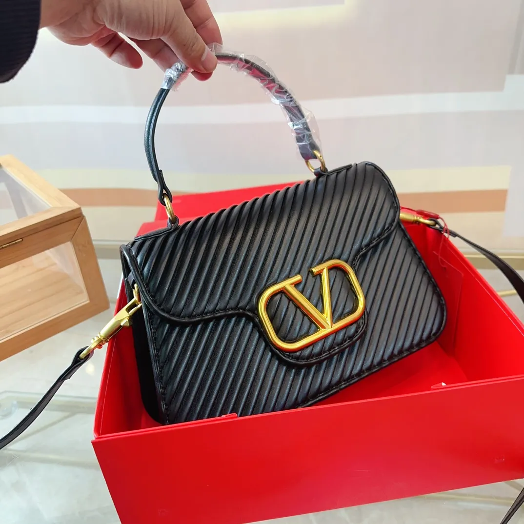 p320 (gift box packaging) Valentino Logo shoulder bag, full of luxury, a classic among classics, can be easily matched with any combination, size 26*11cm. le