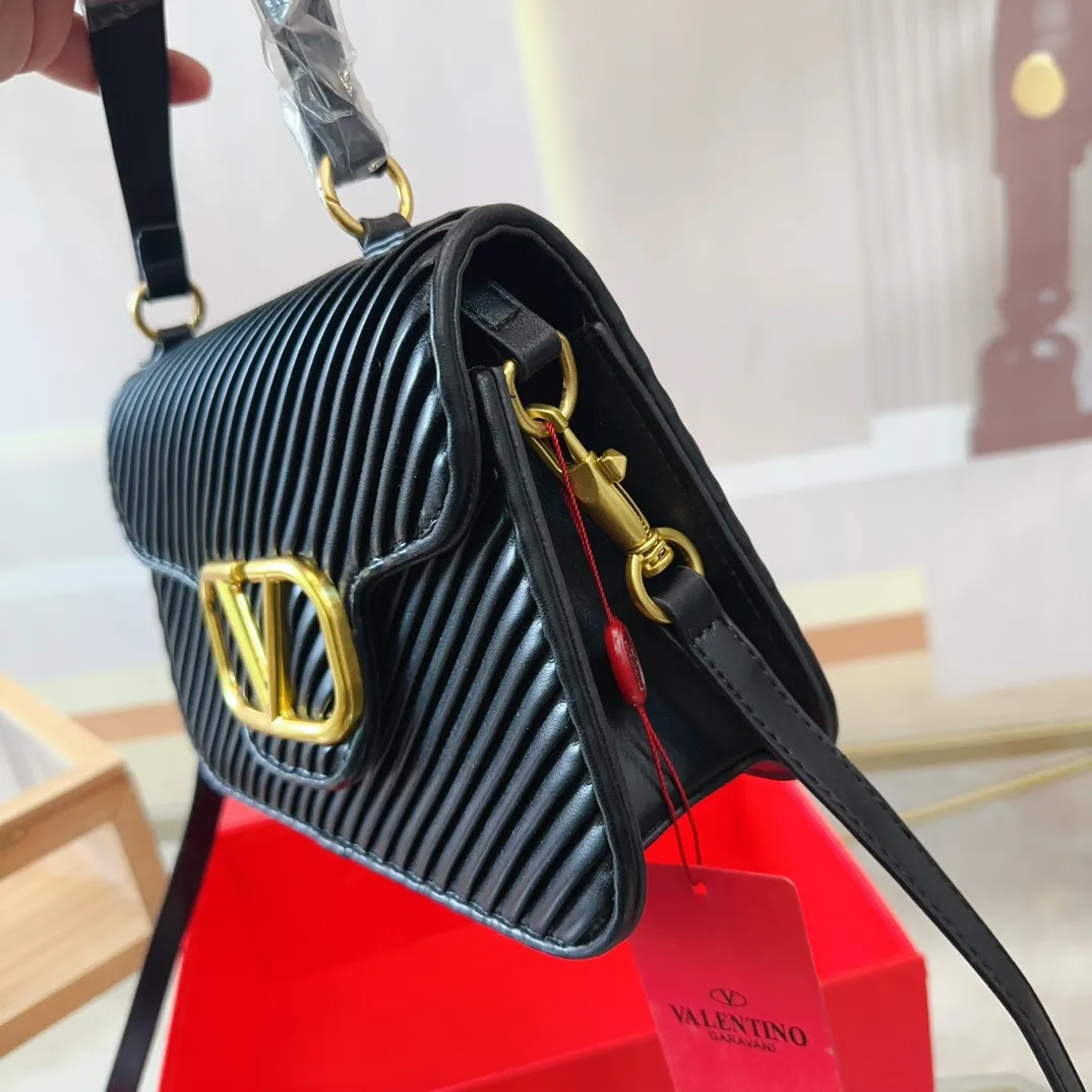 p320 (gift box packaging) Valentino Logo shoulder bag, full of luxury, a classic among classics, can be easily matched with any combination, size 26*11cm. le