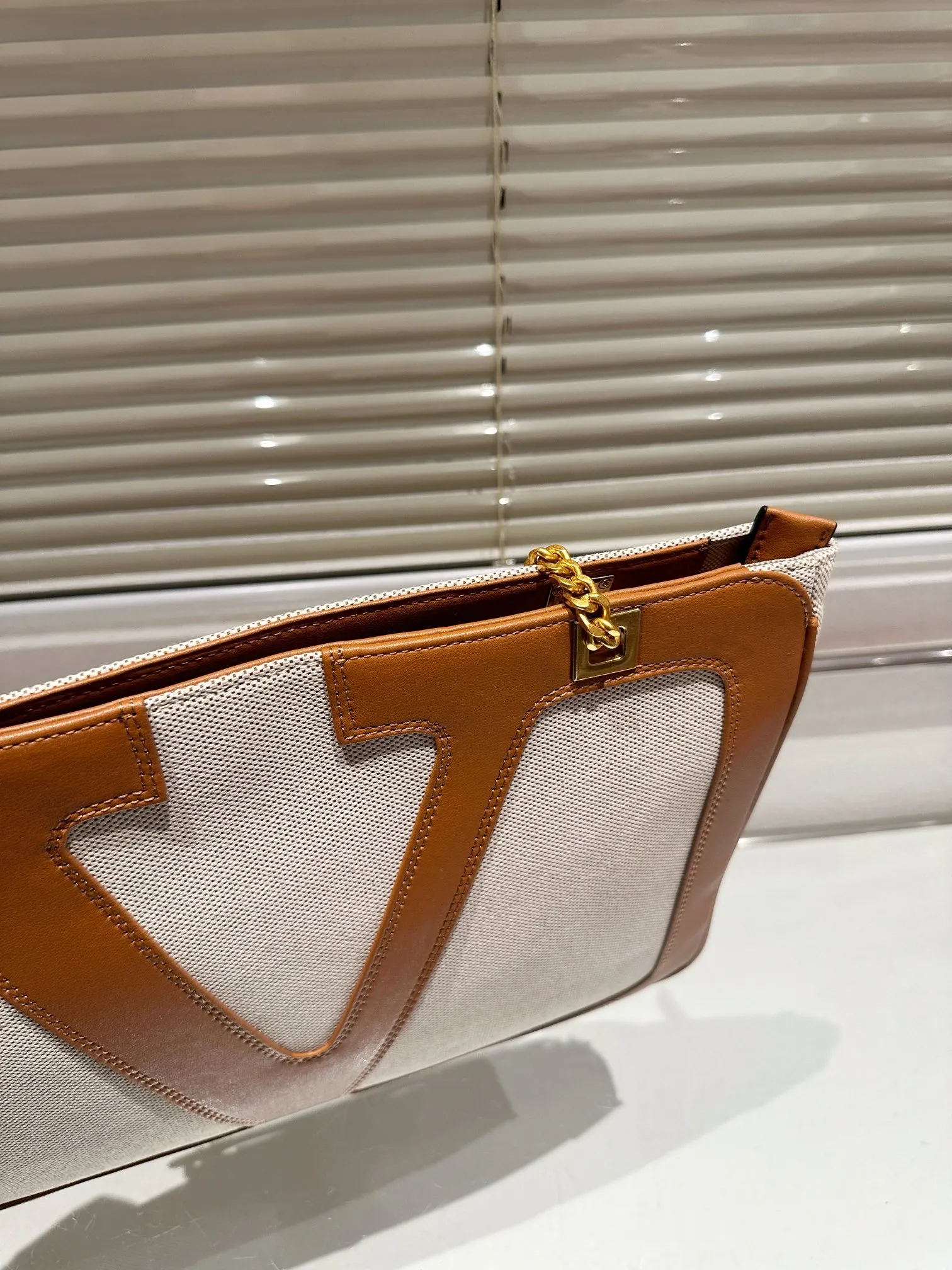P380 Valentino VALENTINO Women's Tote Bag Valentino Letter Bag Letter bag from Valentino. The new season has just arrived. Size 37.26