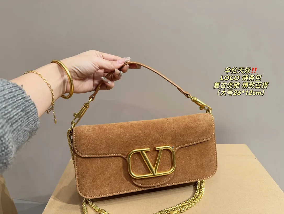 Large P350 with folding box⚠️Size 26.12 Small P330 with folding box⚠️Size 20.11 Valentino suede LOCO chain bag Retro and elegant, full of high-end feel, moderate size, touching capacity, easy to carry in casual and formal wear