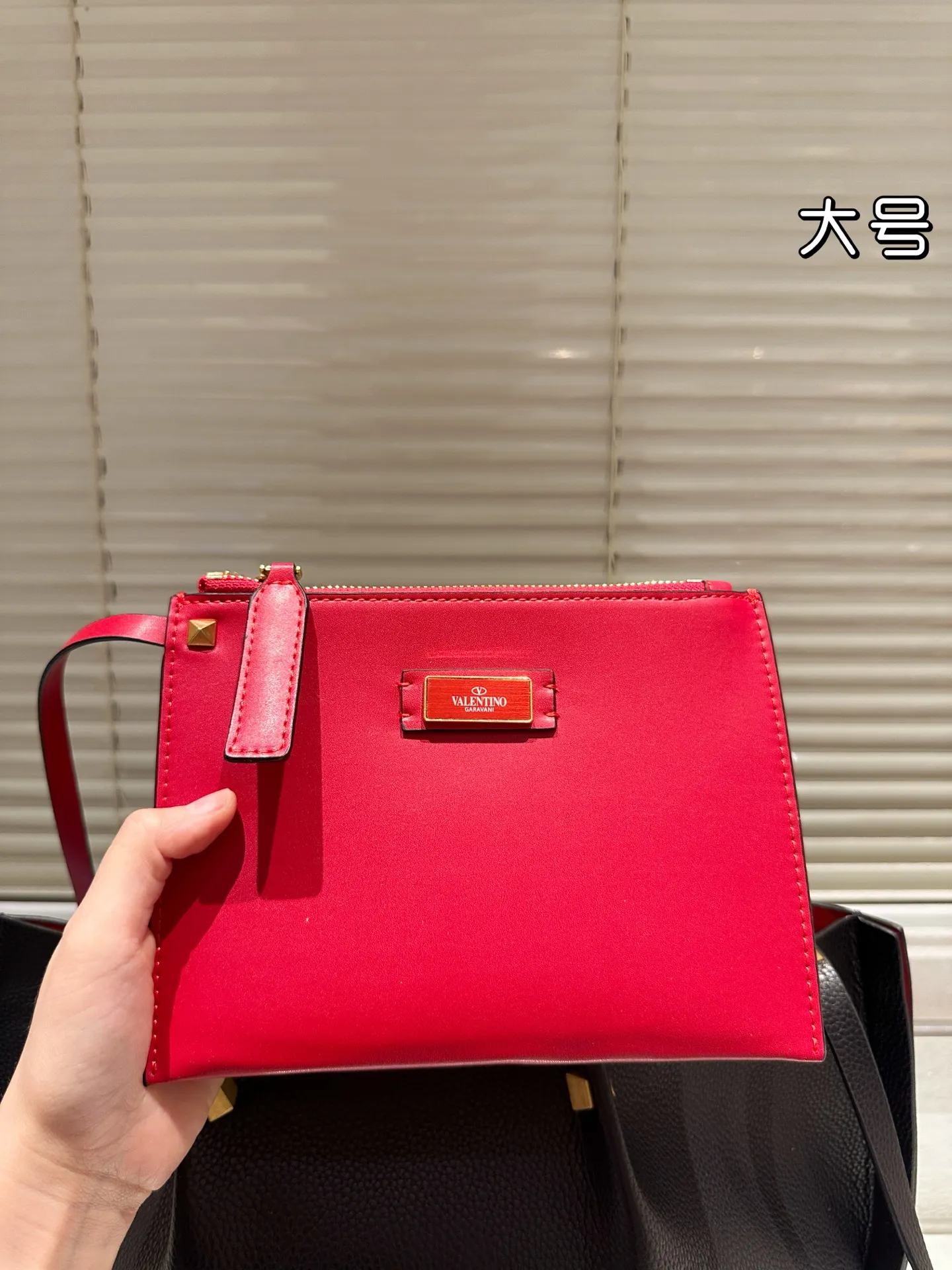 P380⚠️Size 37.24 Valentino handbag can be worn cross-body. It has a retro feel. It is high-end yet elegant. It has a great sense of atmosphere. It can be worn for commuting, leisure and dating.