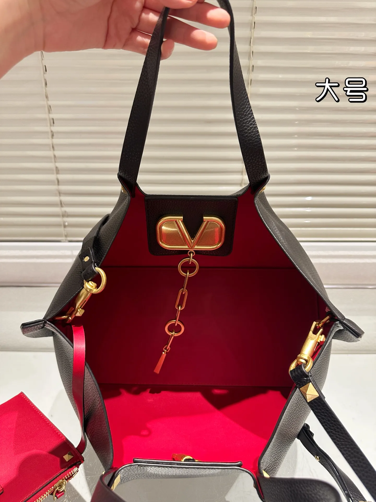 P380⚠️Size 37.24 Valentino handbag can be worn cross-body. It has a retro feel. It is high-end yet elegant. It has a great sense of atmosphere. It can be worn for commuting, leisure and dating.