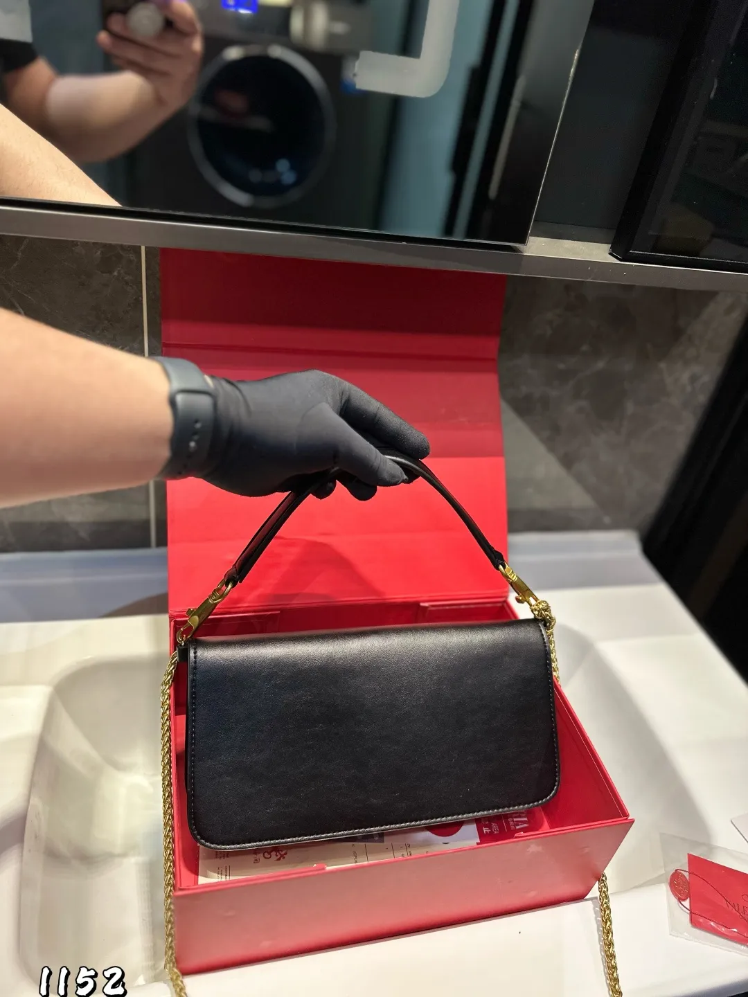 ❤️P320P310 (gift box packaging) ❤️ Valentino Loco shoulder bag. The upper body effect is amazing, high-end without being rigid. The beauty is all in it. It is mysterious and sexy. You must choose it when attending banquets and evening parties. Size: Large 27 13 Small 20 12