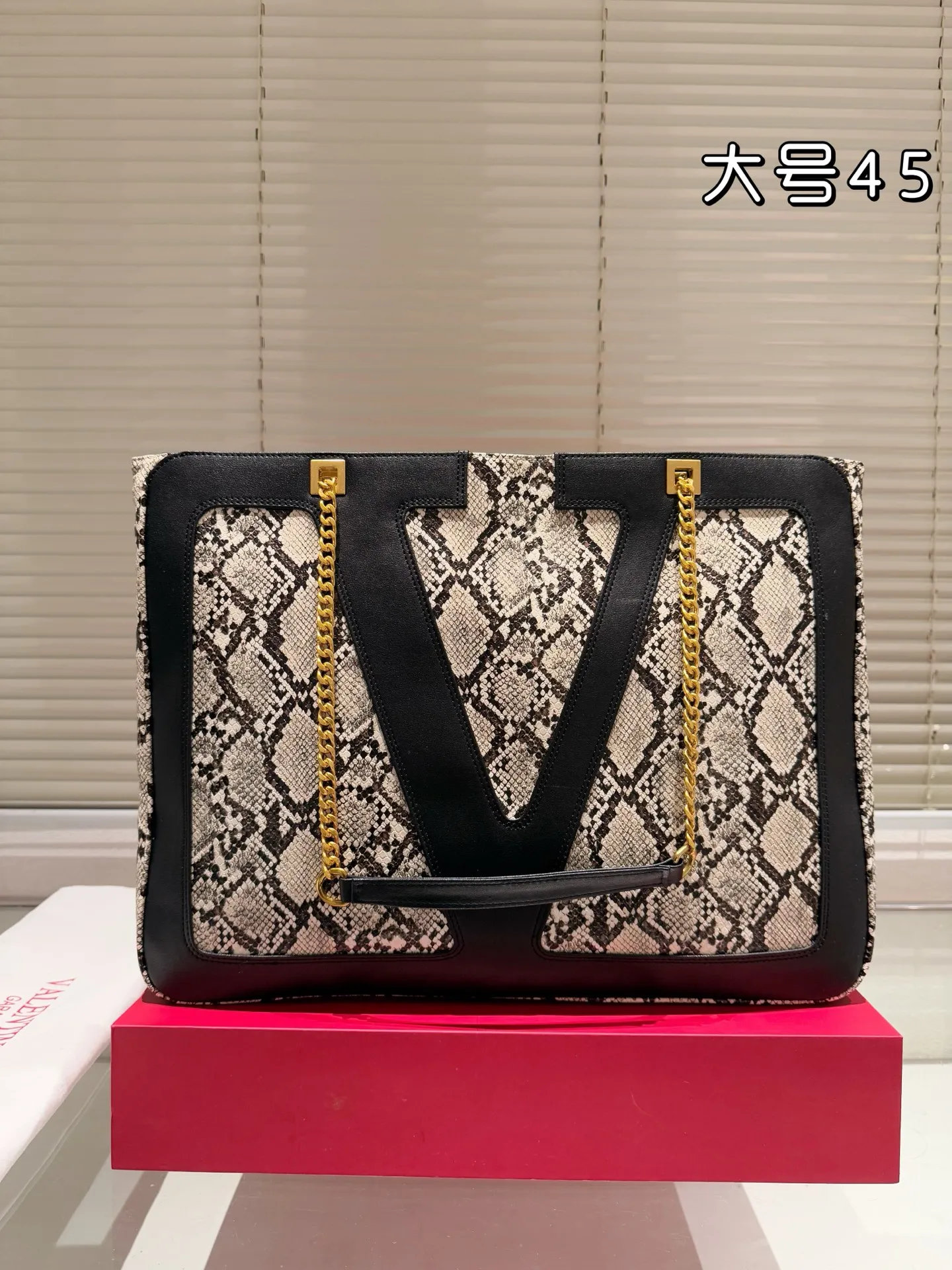 P420 Valentino VALENTINO Women's Tote Bag Valentino Letter Bag Letter bag from Valentino. The new season has just arrived. Size 45.34