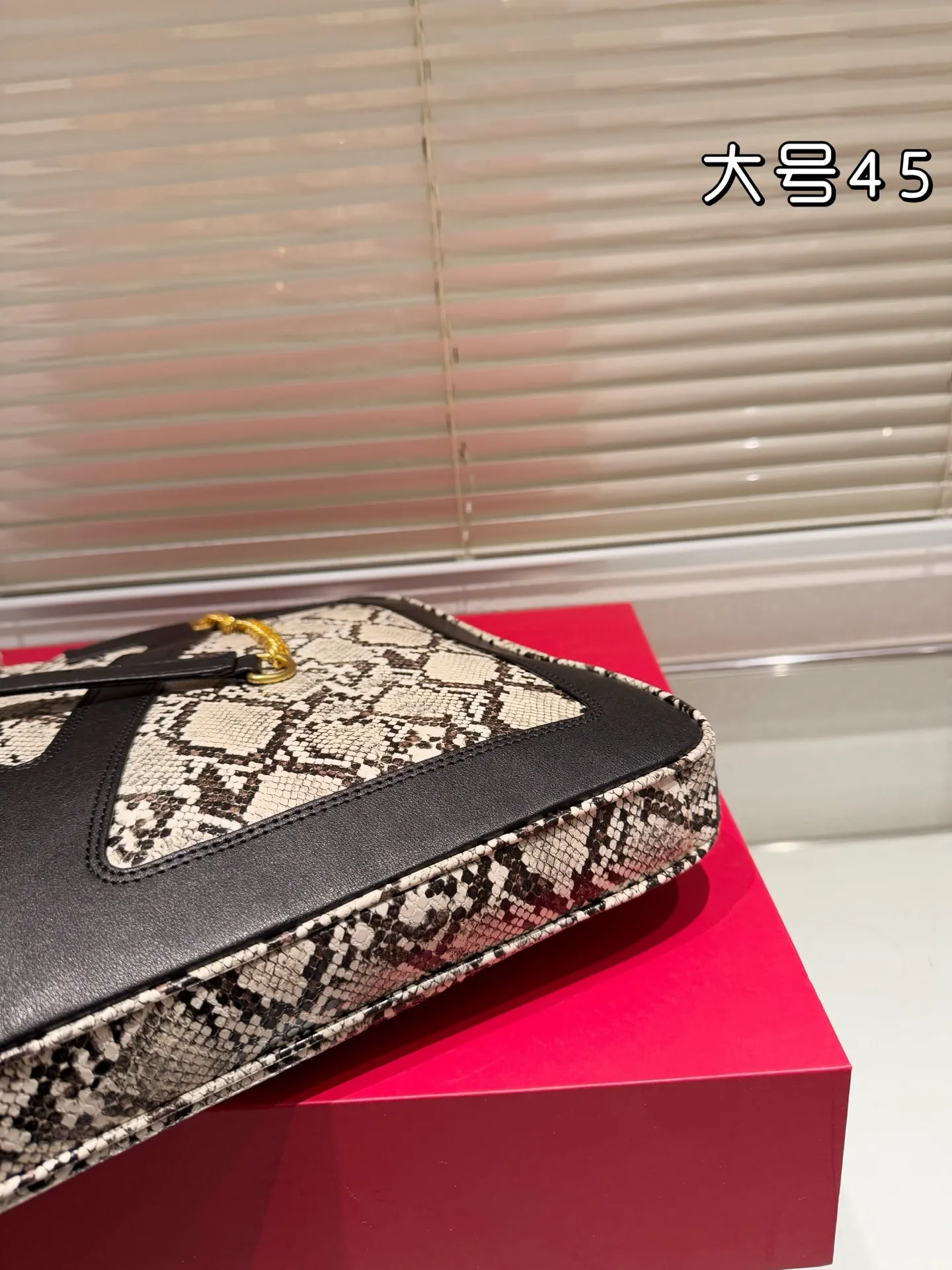 P420 Valentino VALENTINO Women's Tote Bag Valentino Letter Bag Letter bag from Valentino. The new season has just arrived. Size 45.34