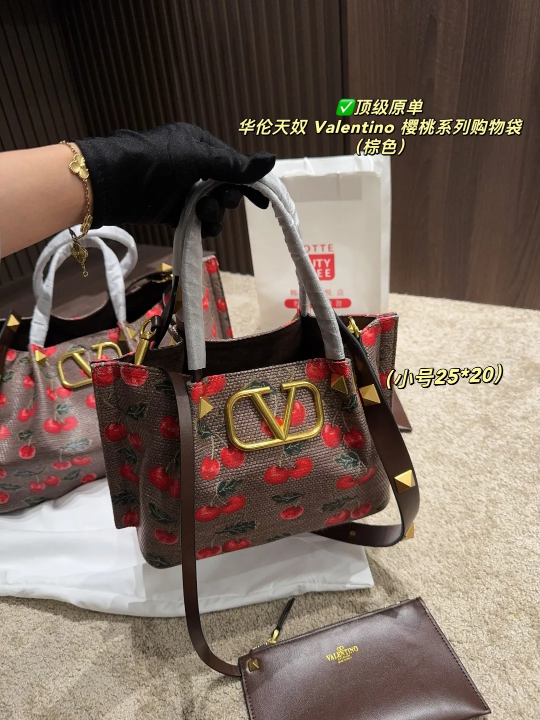 ✅Top original order Large p440 with box⚠️Size 37.23 Small p410 with box⚠️Size 25.20 Valentino Cherry Series Shopping Bag The bright cherries on the top are matched with dark green branches and leaves, and the retro pastoral style blows in, as if you have traveled to a romantic pastoral in one second🍃 The brown leather edging is extremely exquisite, and the iconic metal "V" buckle is even more eye-catching. The texture is instantly full and the sense of luxury is overwhelming✨This bag is super versatile and can be worn with a small skirt to show off its sweet temperament; paired with casual wear, it can show off its cool and handsome side, lighting up the overall look in minutes. Carry it on your back when you go out, and you will be a sweet and cool girl that everyone loves