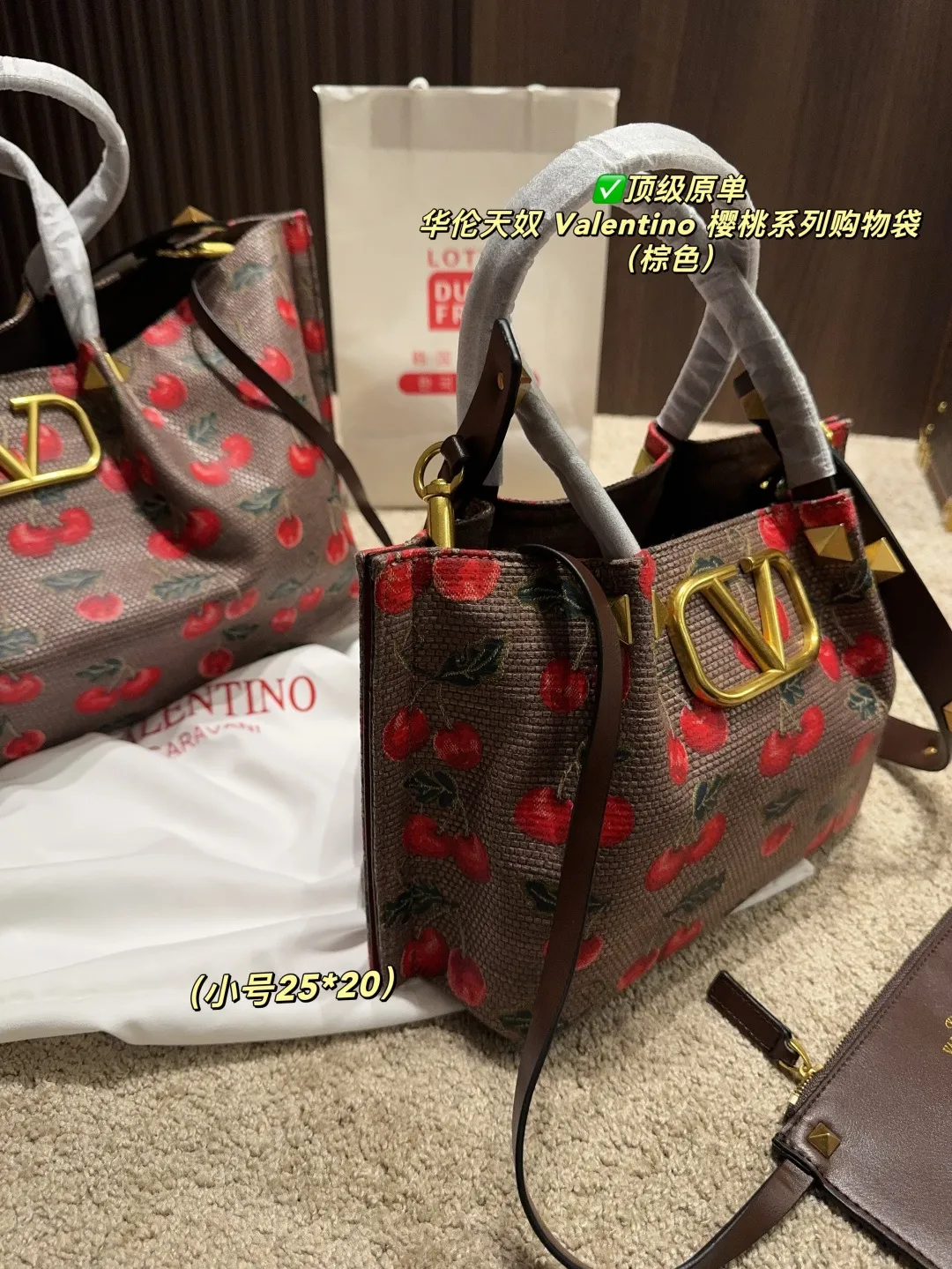 ✅Top original order Large p440 with box⚠️Size 37.23 Small p410 with box⚠️Size 25.20 Valentino Cherry Series Shopping Bag The bright cherries on the top are matched with dark green branches and leaves, and the retro pastoral style blows in, as if you have traveled to a romantic pastoral in one second🍃 The brown leather edging is extremely exquisite, and the iconic metal "V" buckle is even more eye-catching. The texture is instantly full and the sense of luxury is overwhelming✨This bag is super versatile and can be worn with a small skirt to show off its sweet temperament; paired with casual wear, it can show off its cool and handsome side, lighting up the overall look in minutes. Carry it on your back when you go out, and you will be a sweet and cool girl that everyone loves