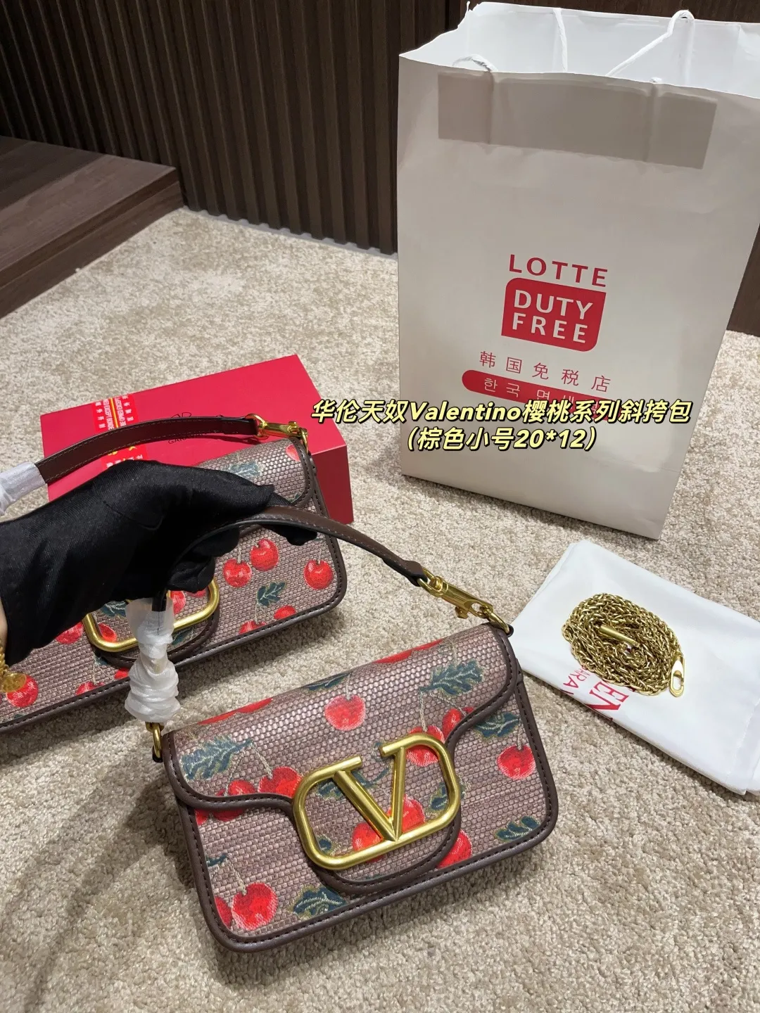 Large p350 with box ⚠️ size 26.12 Small p340 with box ⚠️ size 20.12 Valentino Cherry Series Crossbody Bag Spring and Summer Series, rich colors, complex patterns and multi-layered materials create a strong visual impact. Freen is easy to control, elegant and sexy ~ conveying the romance and vitality of spring and summer, injecting new vitality into the brand!