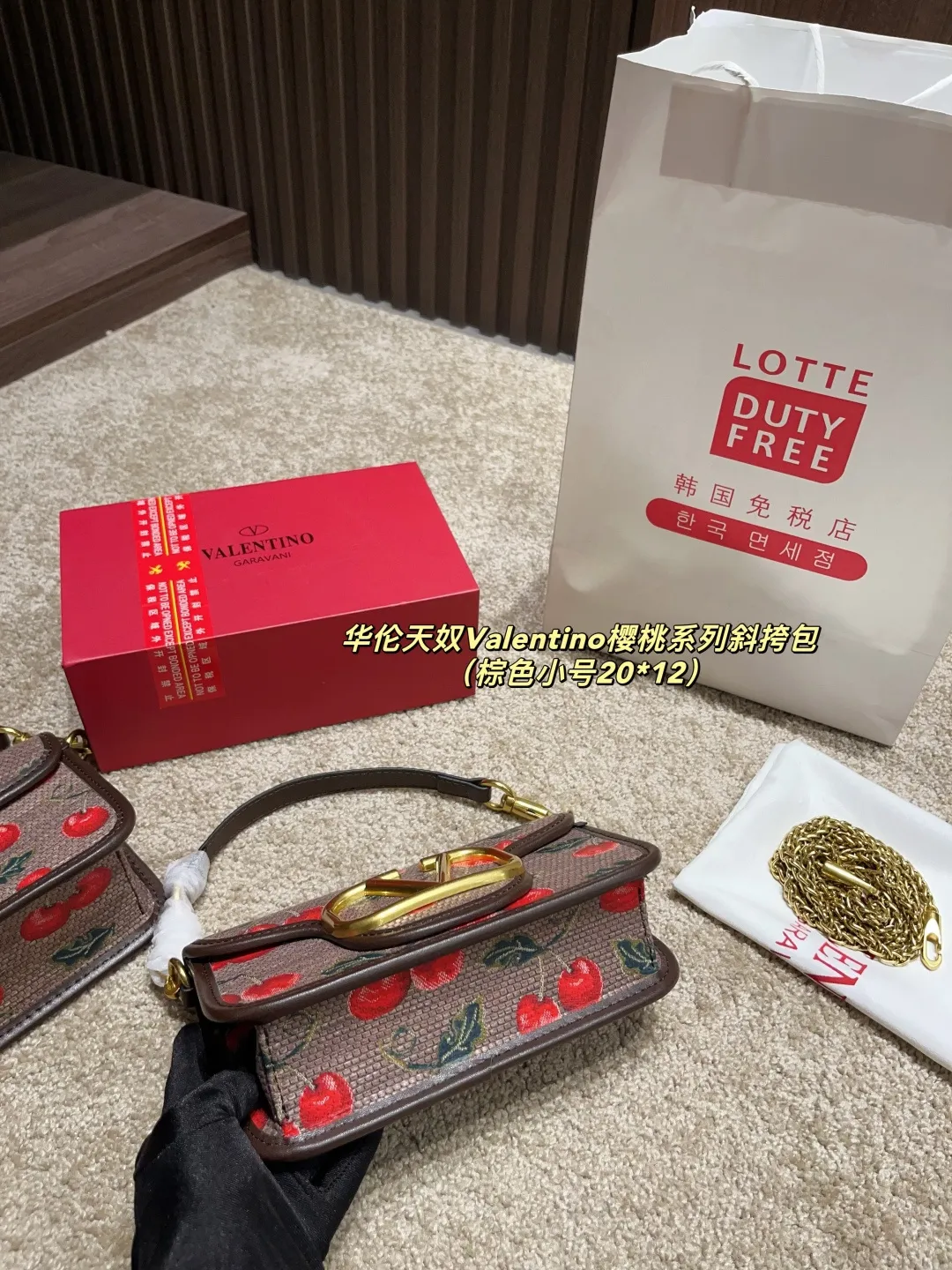 Large p350 with box ⚠️ size 26.12 Small p340 with box ⚠️ size 20.12 Valentino Cherry Series Crossbody Bag Spring and Summer Series, rich colors, complex patterns and multi-layered materials create a strong visual impact. Freen is easy to control, elegant and sexy ~ conveying the romance and vitality of spring and summer, injecting new vitality into the brand!