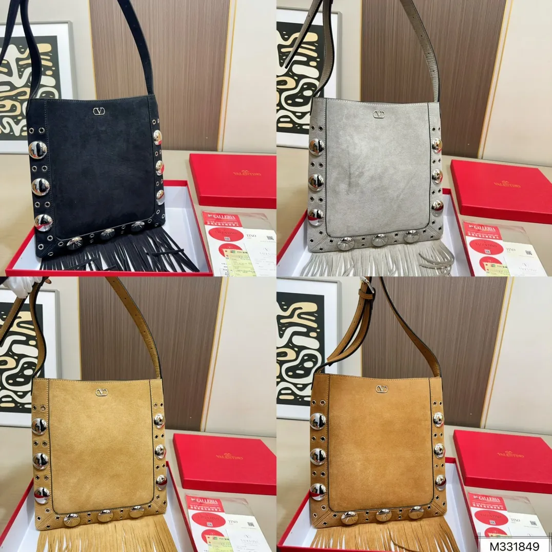💰330 box Valentino Tote Suede rivet Tote Autumn’s new favorite | Practical and versatile bag Autumn is here, don’t you feel like it’s time to add new members to your wardrobe and bags? This versatile bag is definitely the best choice! Not only is it large in capacity, it can hold daily necessities, but it is also full of design details. Pair it with any style of outfit to create a fashionable look easily. Whether it is daily commuting or weekend gatherings, it can be perfectly held! Come and get the same style! Size 29 31