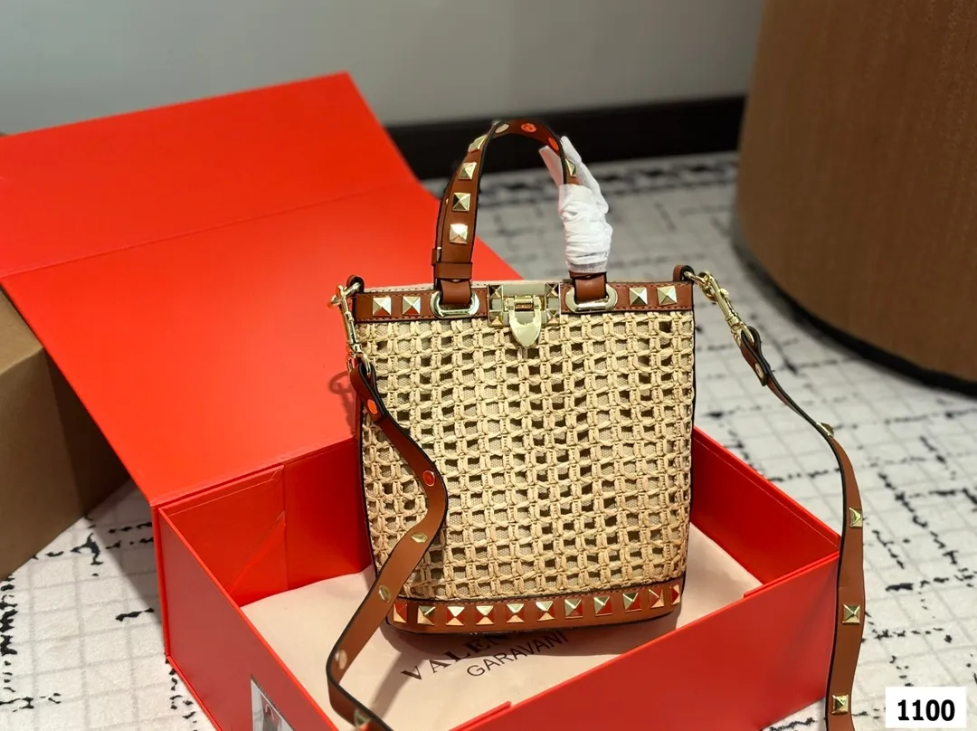 P350 with folding box Valentino woven bag 24 spring and summer has a strong holiday style, but it is also suitable for daily life. I feel that such a bag is necessary. After all, no one wants to refuse the waves and beaches. Size: 16 18.5