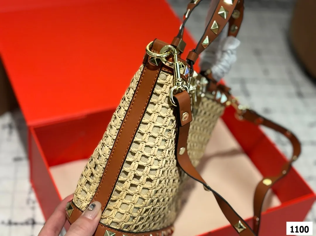 P350 with folding box Valentino woven bag 24 spring and summer has a strong holiday style, but it is also suitable for daily life. I feel that such a bag is necessary. After all, no one wants to refuse the waves and beaches. Size: 16 18.5