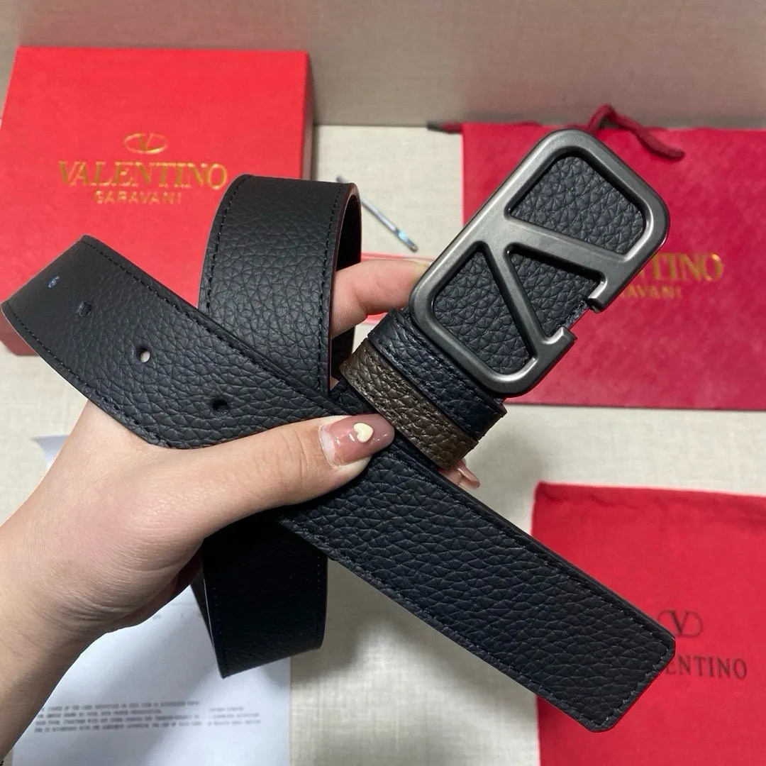 ✈️🇮🇹Brand: Valentino Valevtlo imitation copper buckle P160 ✈️🇮🇹Grade: 🚢Original private goods. Imported first-layer cowhide coffee sole, sold at counters🈶️, comparable to the genuine product! Exquisite oil edges, computer stitching, soft hand feel. No modifications in real photos. The upper body effect is super good, and the length can be cut. Comes with a full set of packaging at the counter. The first choice for gifting. Free eye needle ✈️🇮🇹Button head: imitation copper buckle hardware ✈️🇮🇹Length: 100-125cm 3.8cm specifications ✈️🇮🇹Color: black