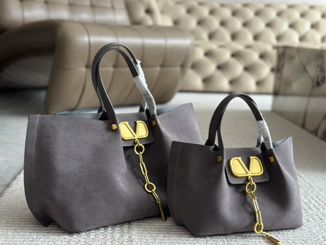 ¥410, 190 Valentino A popular model in the counter. Playful and super personality, whoever wears it will look better. Can’t conceal the foreign style. Exquisite routing. Color matching is very distinctive. Very versatile and can be matched with daily life. Casual and playful with a little bit of a lady style. It will definitely become a super hot style in the new year, spring and summer. ♥️Size 38 25cm/ 26 19cm