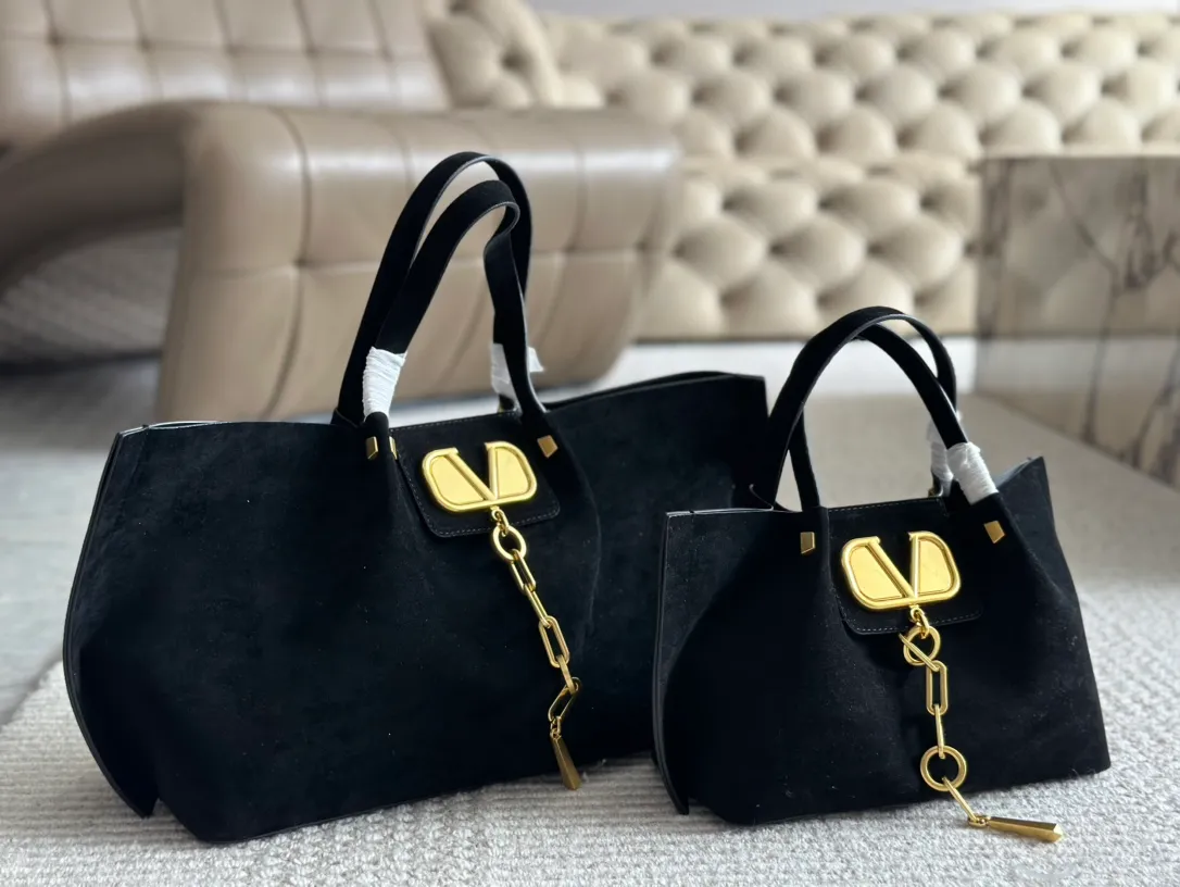¥410, 190 Valentino A popular model in the counter. Playful and super personality, whoever wears it will look better. Can’t conceal the foreign style. Exquisite routing. Color matching is very distinctive. Very versatile and can be matched with daily life. Casual and playful with a little bit of a lady style. It will definitely become a super hot style in the new year, spring and summer. ♥️Size 38 25cm/ 26 19cm