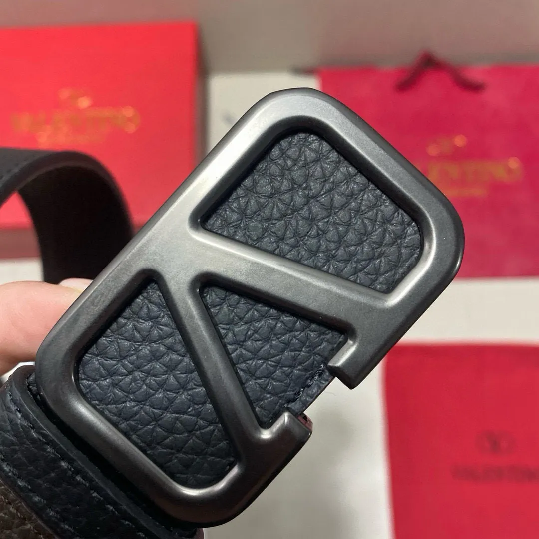 ✈️🇮🇹Brand: Valentino Valevtlo imitation copper buckle 60 ✈️🇮🇹Grade: 🚢Original private goods. First-layer cowhide coffee sole, sold at counters🈶️, comparable to the genuine product! Exquisite oil edges, computer stitching, soft hand feel. No modifications in real photos. The upper body effect is super good, and the length can be cut. Comes with a full set of packaging at the counter. The first choice for gifting. Free eye needle ✈️🇮🇹Button head: imitation copper buckle hardware ✈️🇮🇹Length: 100-125cm 3.8cm specifications ✈️🇮🇹Color: black