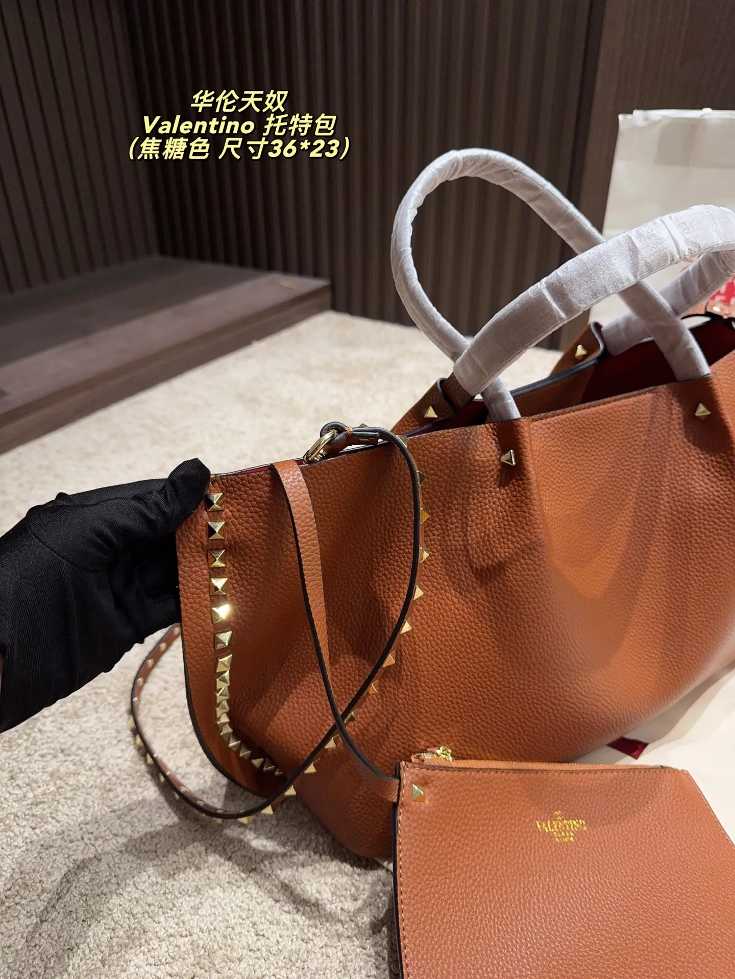 Large p420⚠️size 36*23 small p400⚠️size 24*17 Valentino Tote bag handle, shoulder strap, can be carried by hand or shoulder! Full of high-end fashion, it is the first choice for this summer
