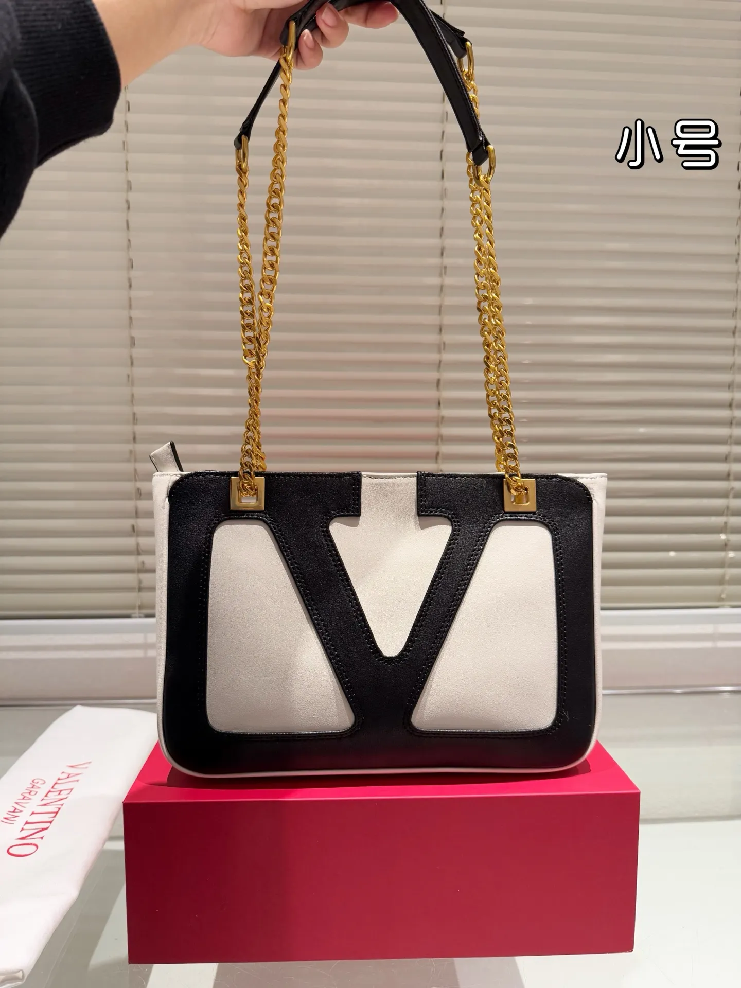 P370 Comes with gift box 🎁 Valentino VALENTINO Women’s Tote Bag Valentino Letter Bag Letter bag from Valentino. The new season has just arrived. Size 28.19