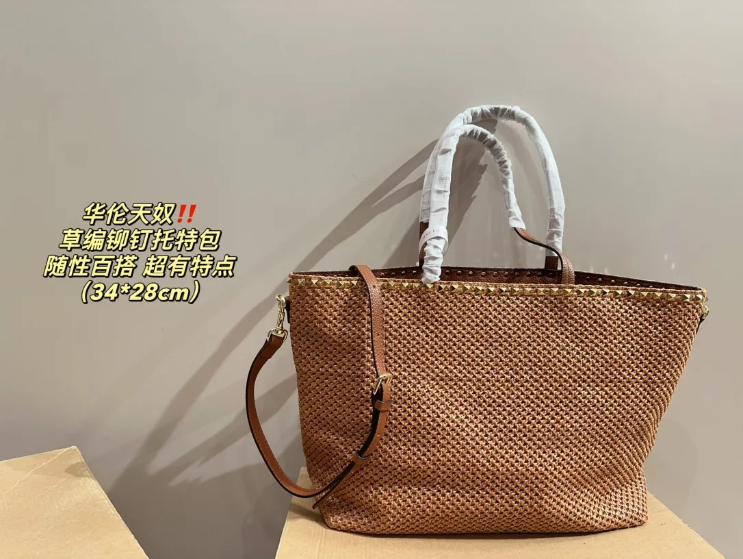 P330⚠️Size 34.28 Valentino straw rivet vegetable basket. Playful and super personality, whoever carries it will look better. Can’t hide the foreign style. Exquisite routing. The color matching is very unique. It’s versatile and can be matched with any daily. Casual and playful, but also a little bit. Celebrity style will definitely become a super hot style in the new year, spring and summer