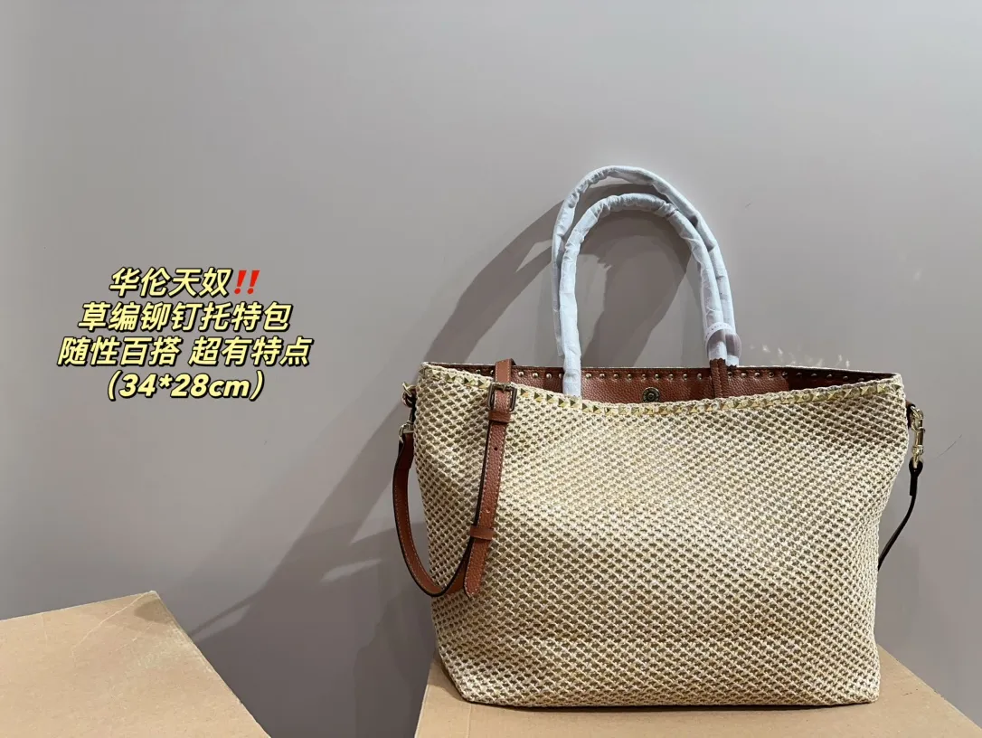 P330⚠️Size 34.28 Valentino straw rivet vegetable basket. Playful and super personality, whoever carries it will look better. Can’t hide the foreign style. Exquisite routing. The color matching is very unique. It’s versatile and can be matched with any daily. Casual and playful, but also a little bit. Celebrity style will definitely become a super hot style in the new year, spring and summer