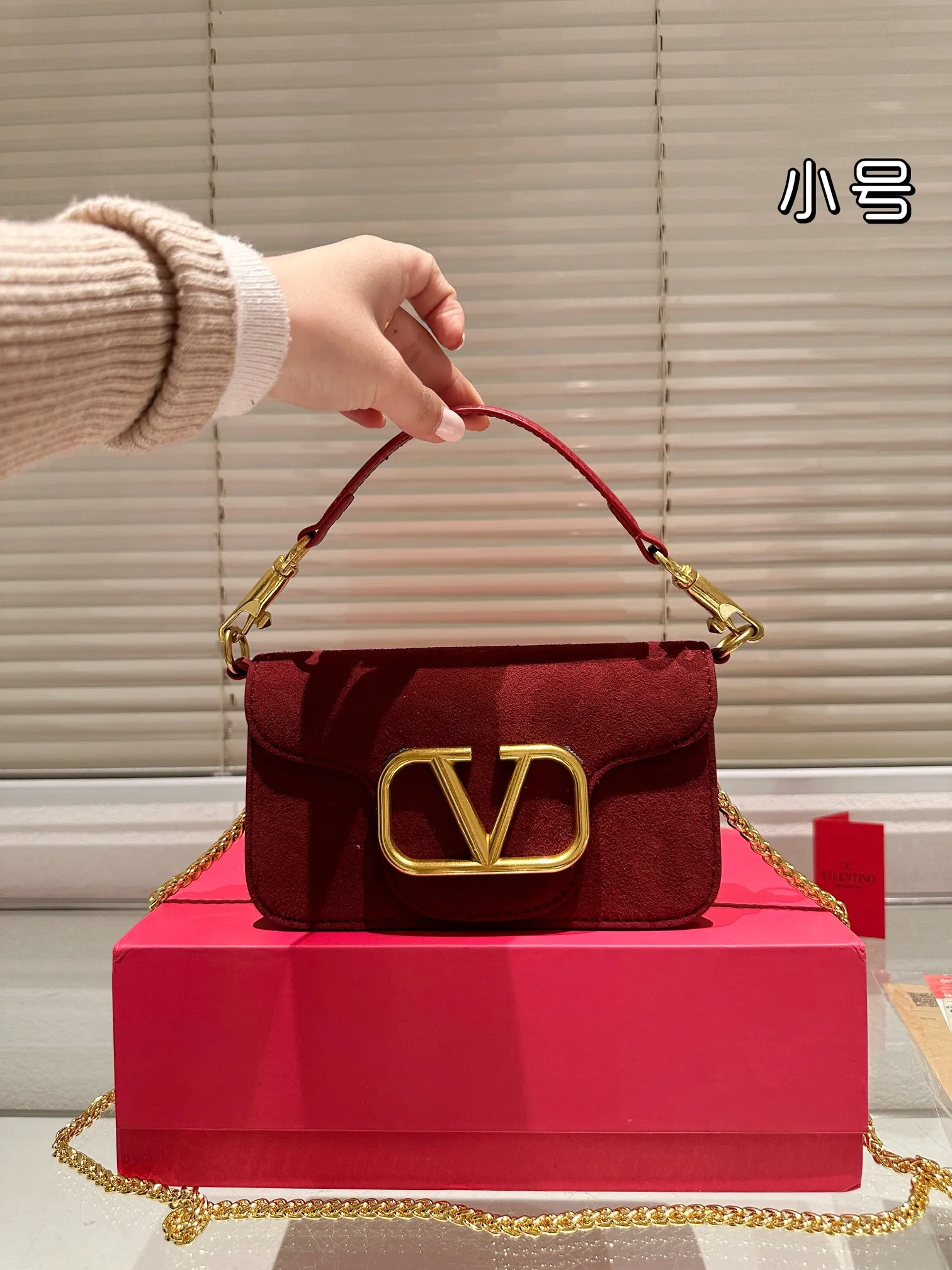 Small P340 folding box ⚠️Size 20.10 Valentino Loco shoulder bag has a high-end feel. This look is very versatile. No matter how you carry it, there is no pressure. Which girl can refuse such a beautiful bag?