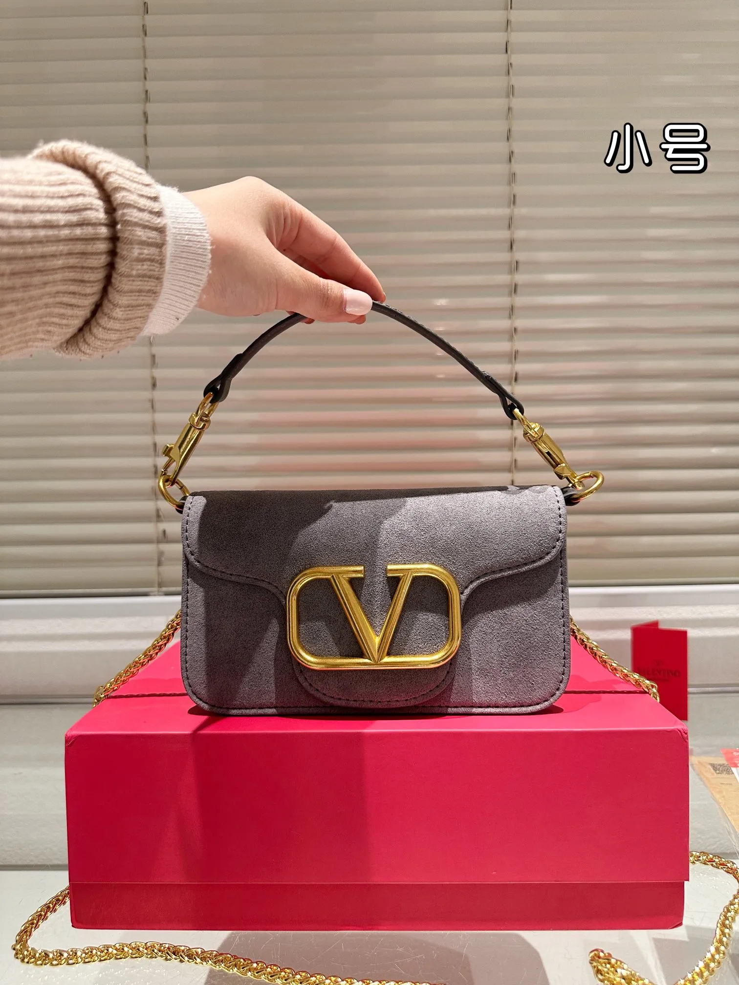 Small P340 folding box ⚠️Size 20.10 Valentino Loco shoulder bag has a high-end feel. This look is very versatile. No matter how you carry it, there is no pressure. Which girl can refuse such a beautiful bag?