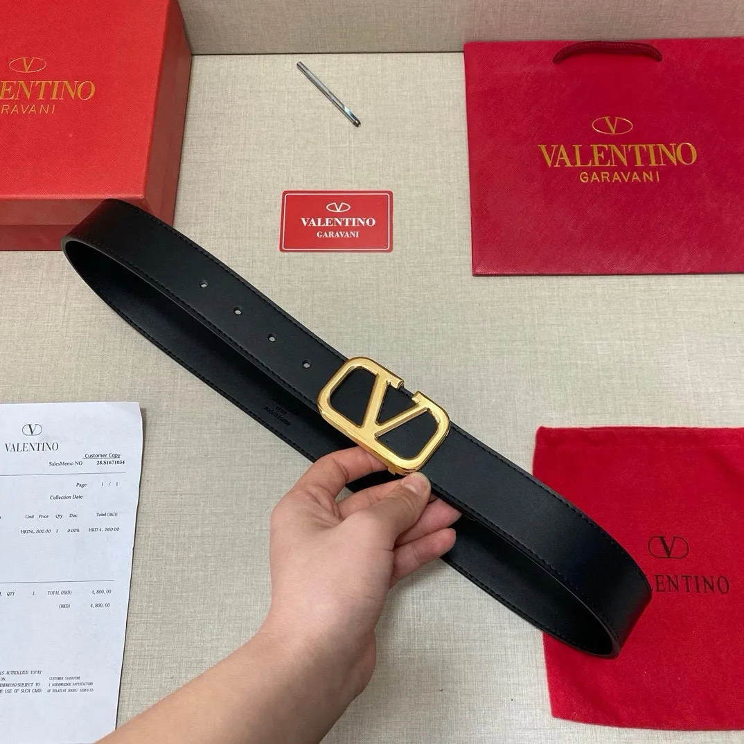 ✈️🇮🇹Brand: Valentino Valevtlo P280 ✈️🇮🇹Grade: 🚢Original private goods. First-layer cowhide black bottom, sold at counters🈶️, comparable to the original product! Exquisite oil edges, computer stitching, soft hand feel. No modifications in real photos. The upper body effect is super good, and the length can be cut. Comes with a full set of packaging at the counter. The first choice for gifting. Free eye needle ✈️🇮🇹Button head: steel buckle hardware ✈️🇮🇹Length: 100-125cm 3.8cm specifications ✈️🇮🇹Color: black