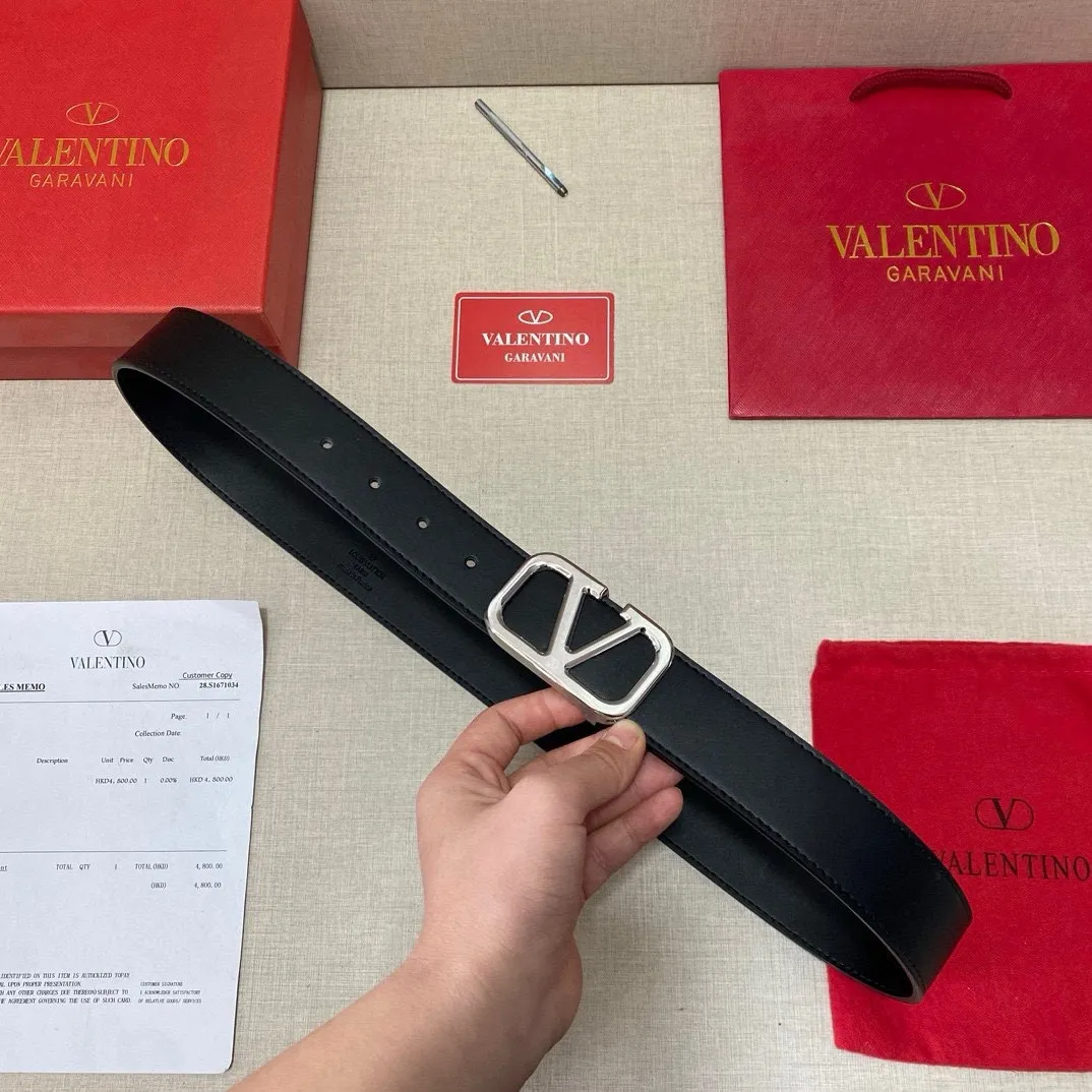 ✈️🇮🇹Brand: Valentino Valevtlo P280 ✈️🇮🇹Grade: 🚢Original private goods. First-layer cowhide black bottom, sold at counters🈶️, comparable to the original product! Exquisite oil edges, computer stitching, soft hand feel. No modifications in real photos. The upper body effect is super good, and the length can be cut. Comes with a full set of packaging at the counter. The first choice for gifting. Free eye needle ✈️🇮🇹Button head: steel buckle hardware ✈️🇮🇹Length: 100-125cm 3.8cm specifications ✈️🇮🇹Color: black