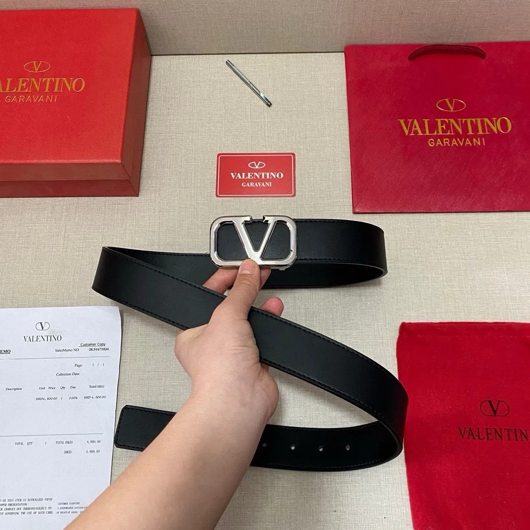 ✈️🇮🇹Brand: Valentino Valevtlo P280 ✈️🇮🇹Grade: 🚢Original private goods. First-layer cowhide black bottom, sold at counters🈶️, comparable to the original product! Exquisite oil edges, computer stitching, soft hand feel. No modifications in real photos. The upper body effect is super good, and the length can be cut. Comes with a full set of packaging at the counter. The first choice for gifting. Free eye needle ✈️🇮🇹Button head: steel buckle hardware ✈️🇮🇹Length: 100-125cm 3.8cm specifications ✈️🇮🇹Color: black