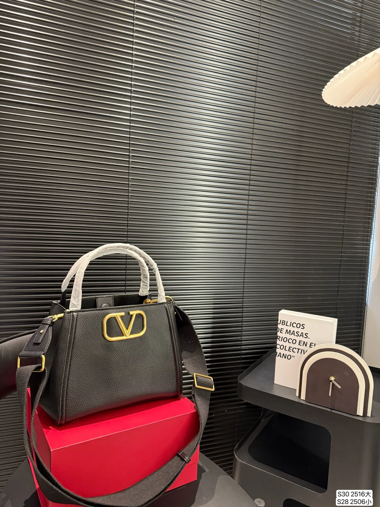 Large size P400, small size P380 with folding box, Valentino tote bag, very retro feeling, high-end yet elegant, super atmospheric, suitable for commuting, casual, and dating. Size large 26 22 small 19 17 Item number large 2516 small 2506
