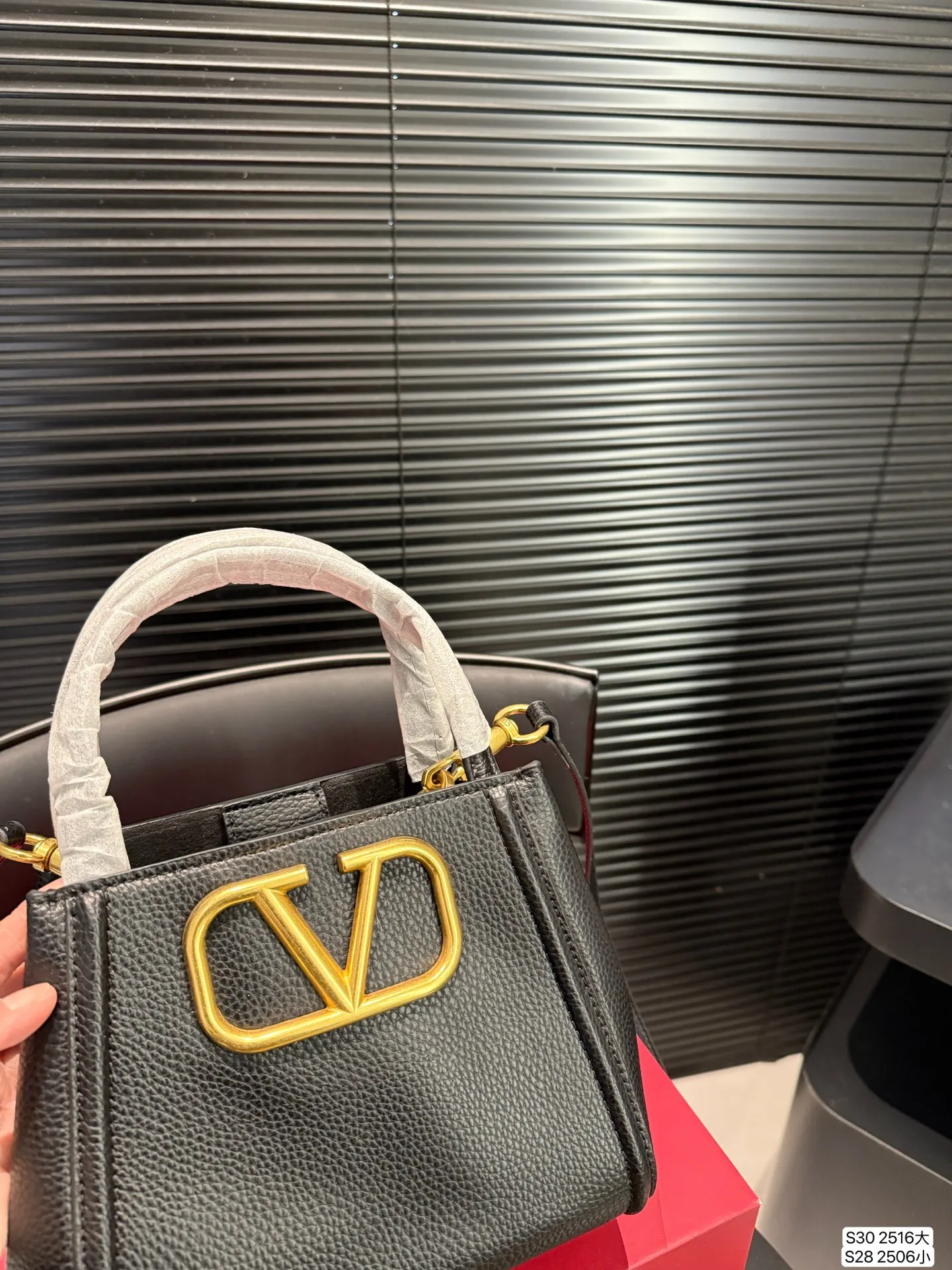Large size P400, small size P380 with folding box, Valentino tote bag, very retro feeling, high-end yet elegant, super atmospheric, suitable for commuting, casual, and dating. Size large 26 22 small 19 17 Item number large 2516 small 2506