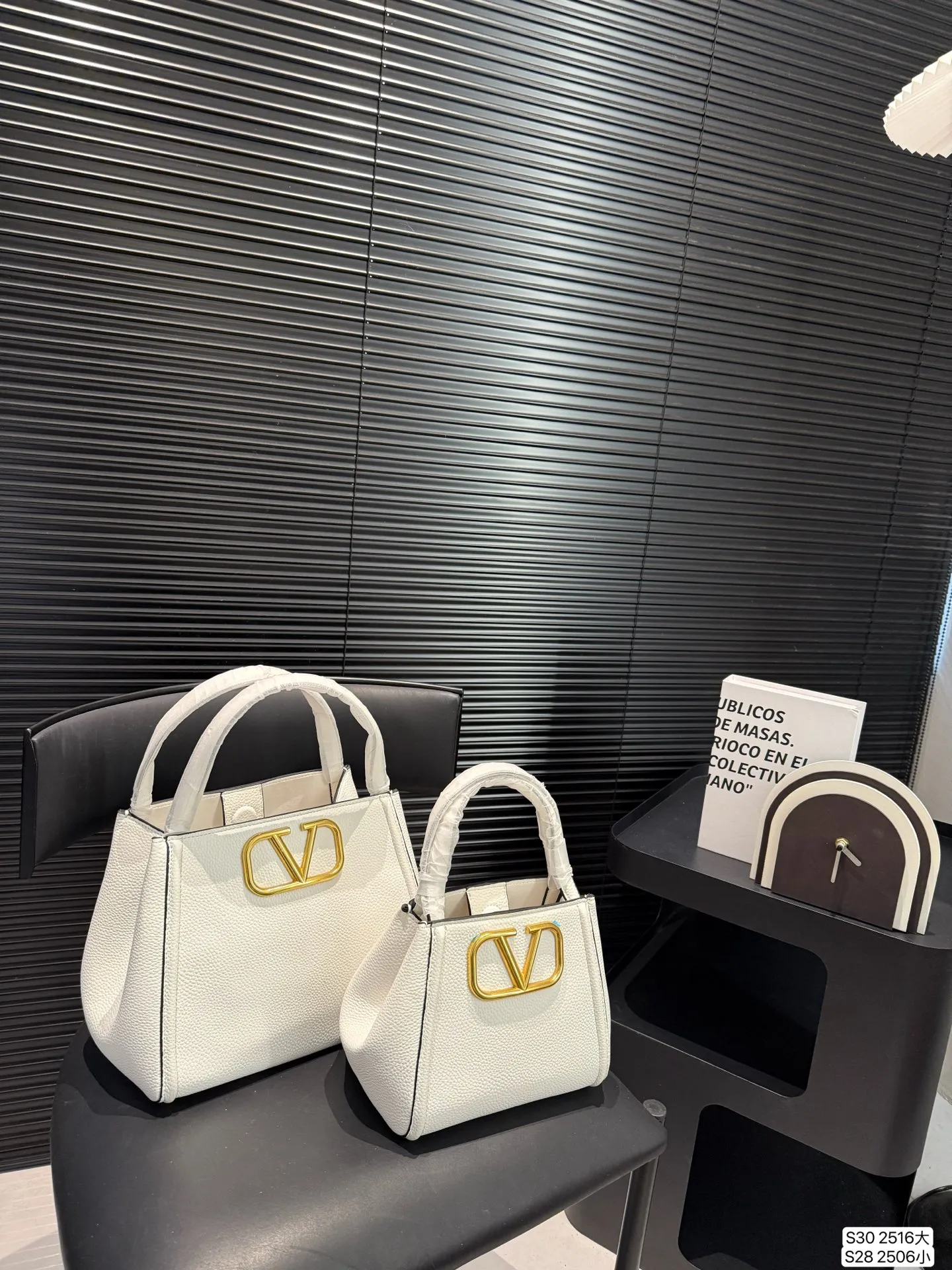 Large size P400, small size P380 with folding box, Valentino tote bag, very retro feeling, high-end yet elegant, super atmospheric, suitable for commuting, casual, and dating. Size large 26 22 small 19 17 Item number large 2516 small 2506