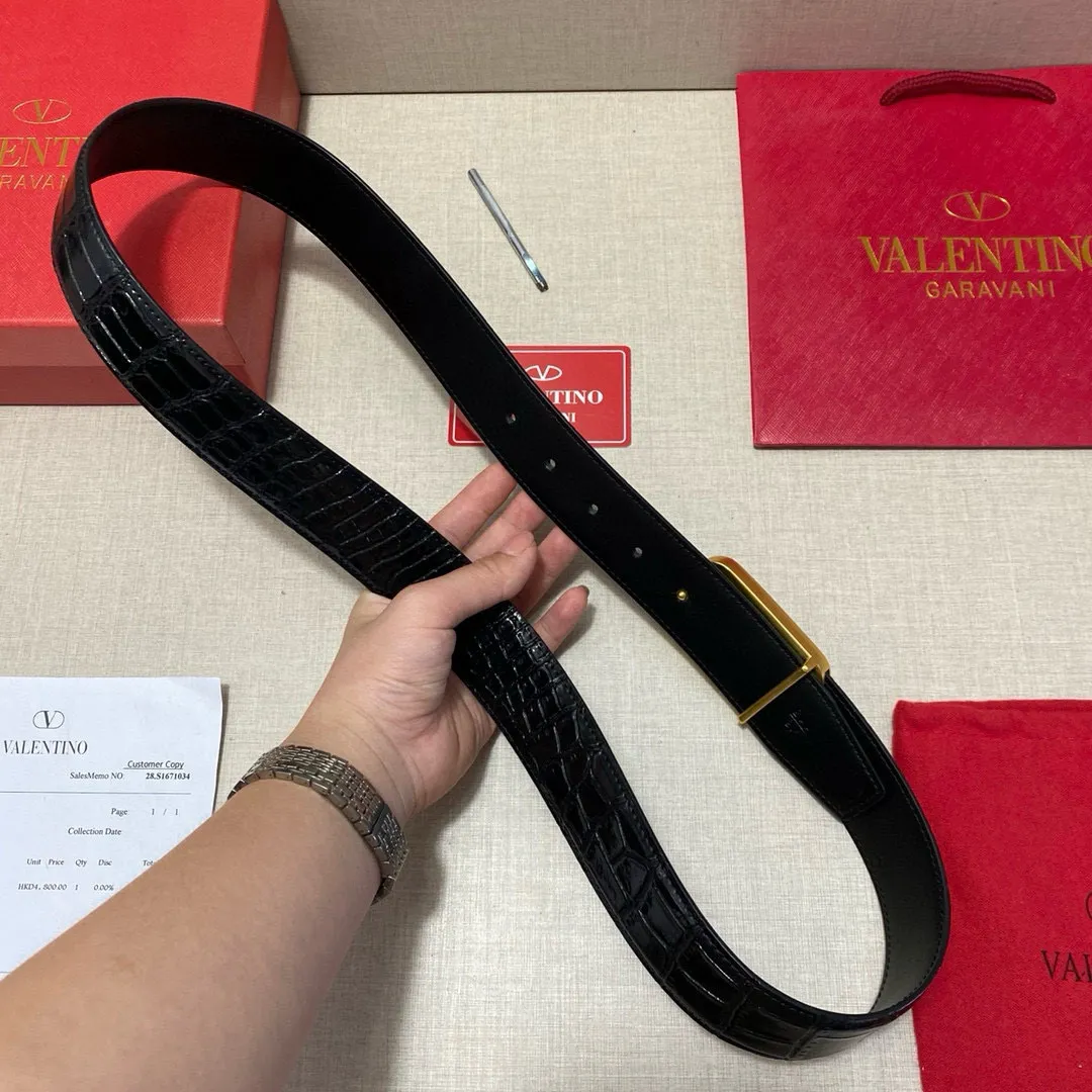 ✈️🇮🇹Brand: Valentino Valevtlo P160 ✈️🇮🇹Grade: 🚢Original private goods. Customized first-layer cowhide sold at counters🈶️, comparable to the genuine product! Exquisite oil edges, computer stitching, soft hand feel. No modifications in real photos. The upper body effect is super good, and the length can be cut. Comes with a full set of packaging at the counter. The first choice for gifting. Comes with eye needles. ✈️🇮🇹Button head: Guangzhou original buckle hardware ✈️🇮🇹Length: 100-125cm 3.8cm specifications ✈️🇮🇹Color: black