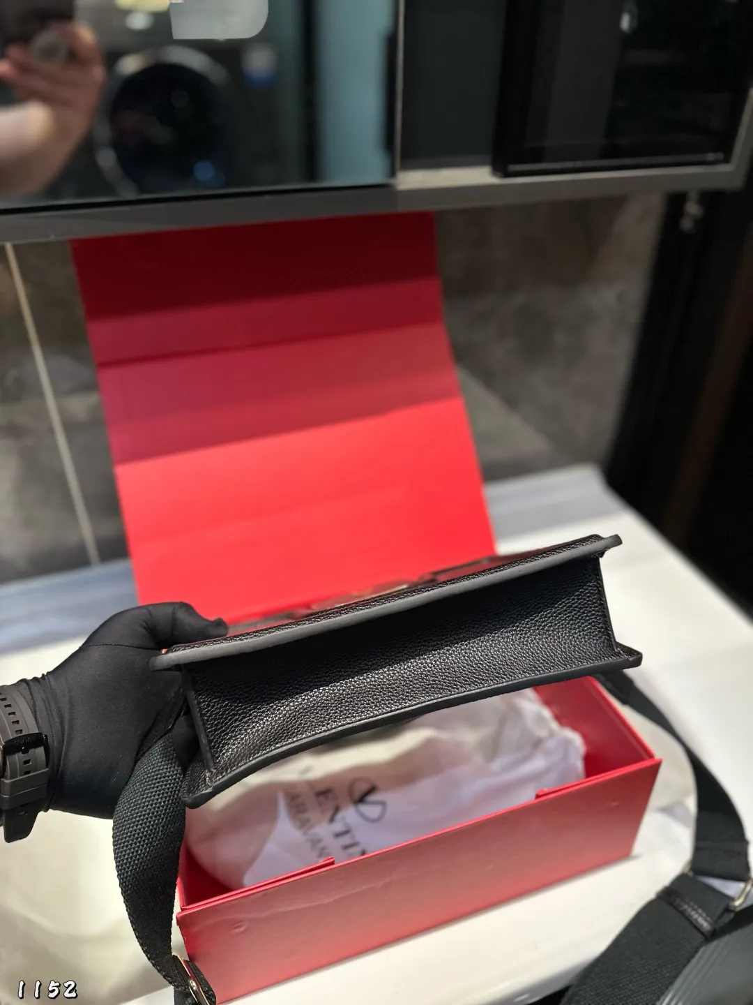❤️P300 (folding gift box)❤️ Valentino Allknots crossbody bag, exquisite and beautiful, high-end and elegant, easy to control, no matter the clothes, no season. Can be used all year round, salty or sweet. Carry it on a tall girl, she has the temperament of a royal sister. Carry it on a small girl, it is a sweet girl. Size: 26 15